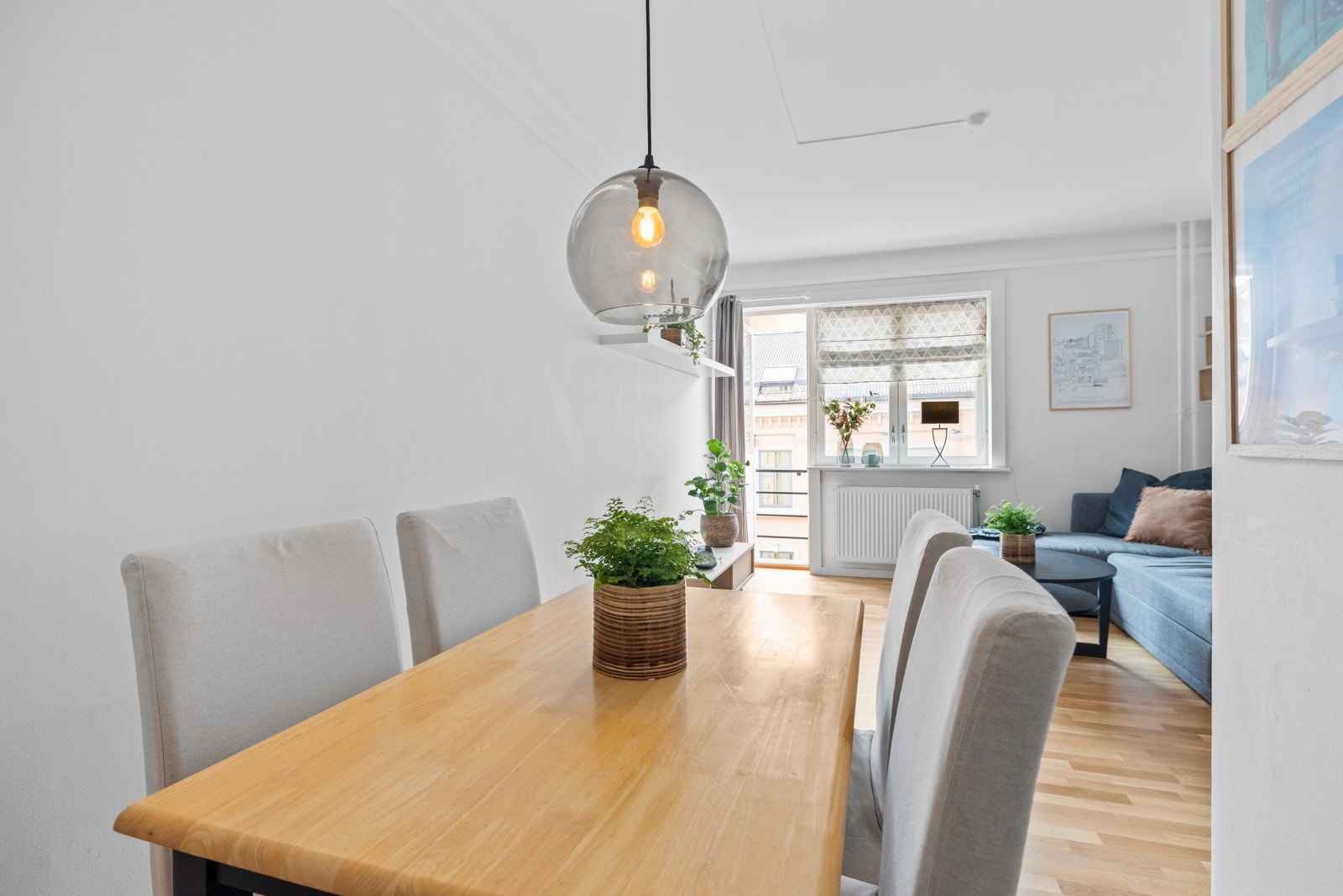 Rikelig med plass til et spisebord, noe som gjør det mulig å invitere til hyggelige sammenkomster. Galleribilde