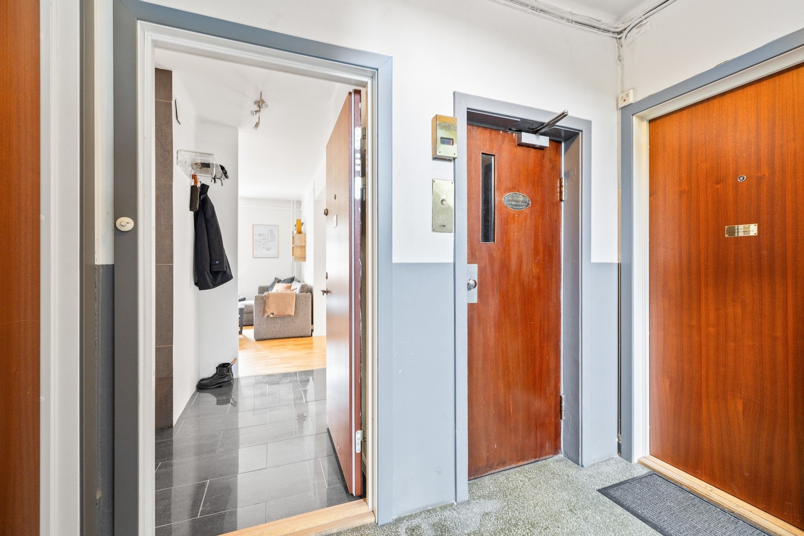 Det er heis i bygget som tar deg direkte fra inngangsetasje til leiligheten. Galleribilde