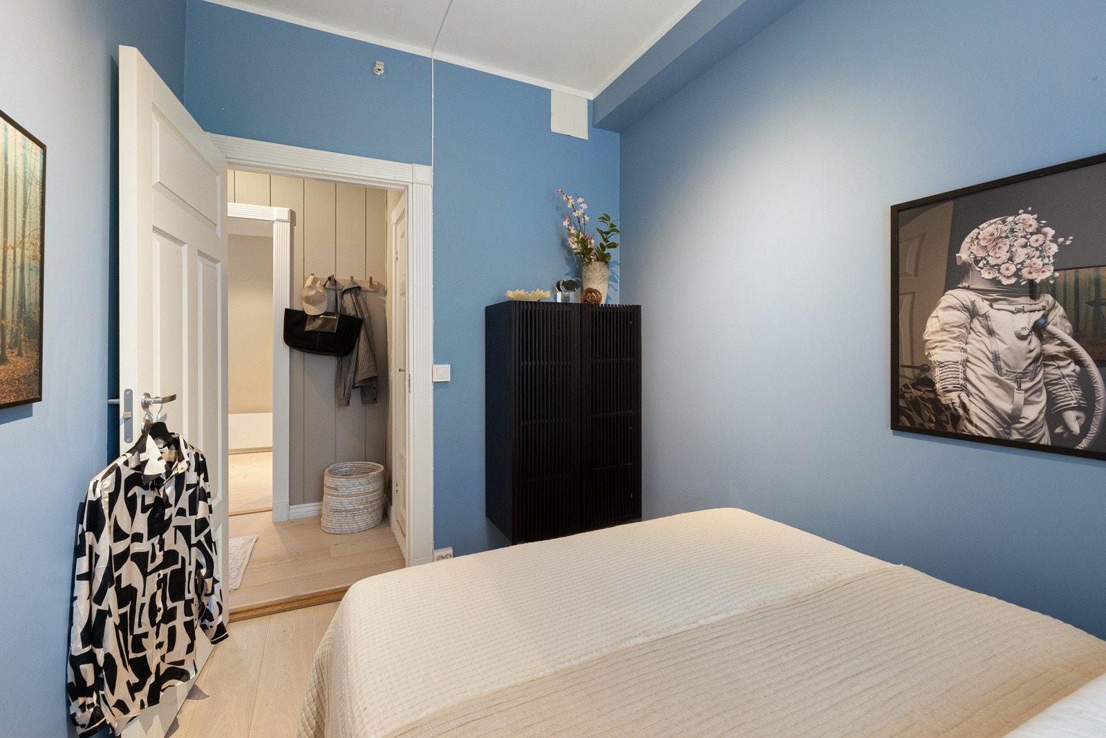 God plass til dobbeltseng her. Både soverom II og III vender ut mot bakgård. Galleribilde