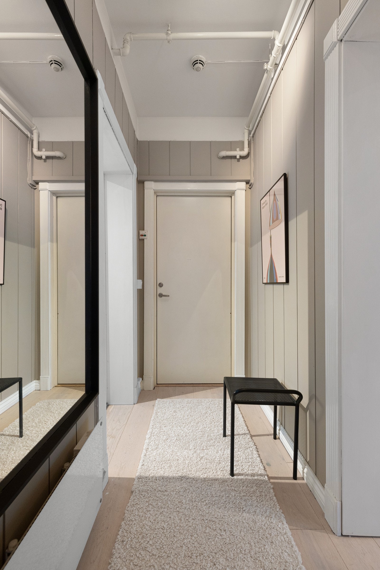 Velkommen inn! Inngangspartiet gir gode mulgiheter til å sette fra seg yttertøy og sko. Galleribilde