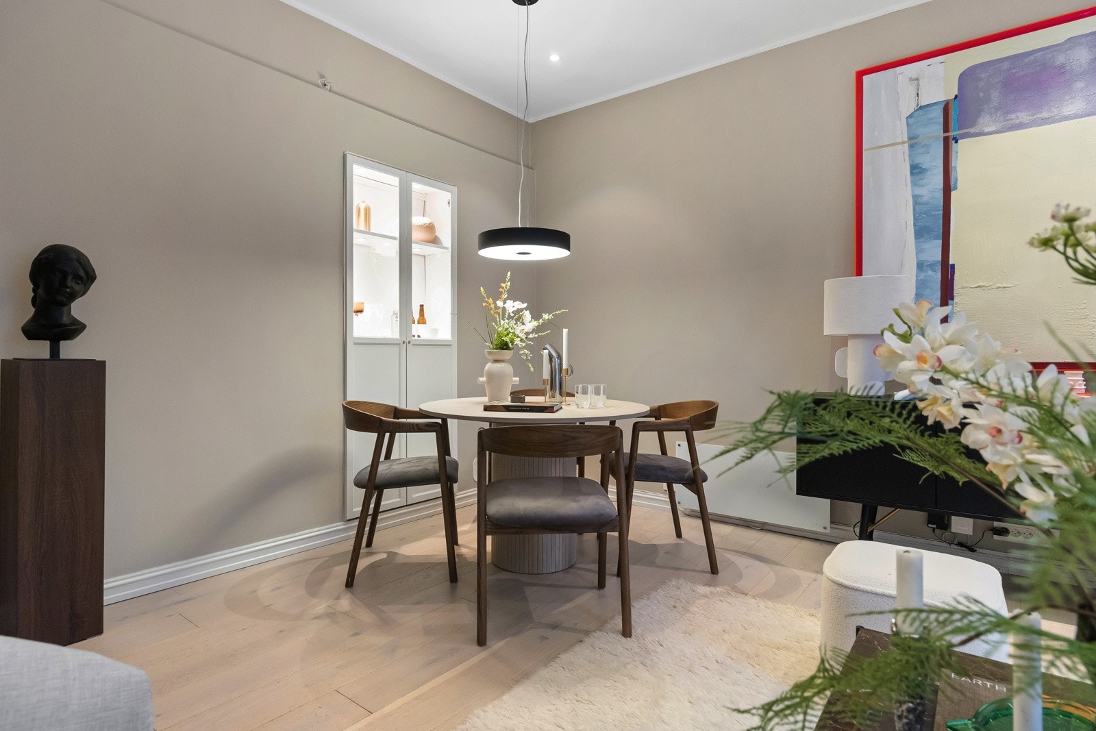 Fargepaletten gjør det enkelt å sette sitt eget preg på interiøret. Stuen var nymalt i 2025. Galleribilde