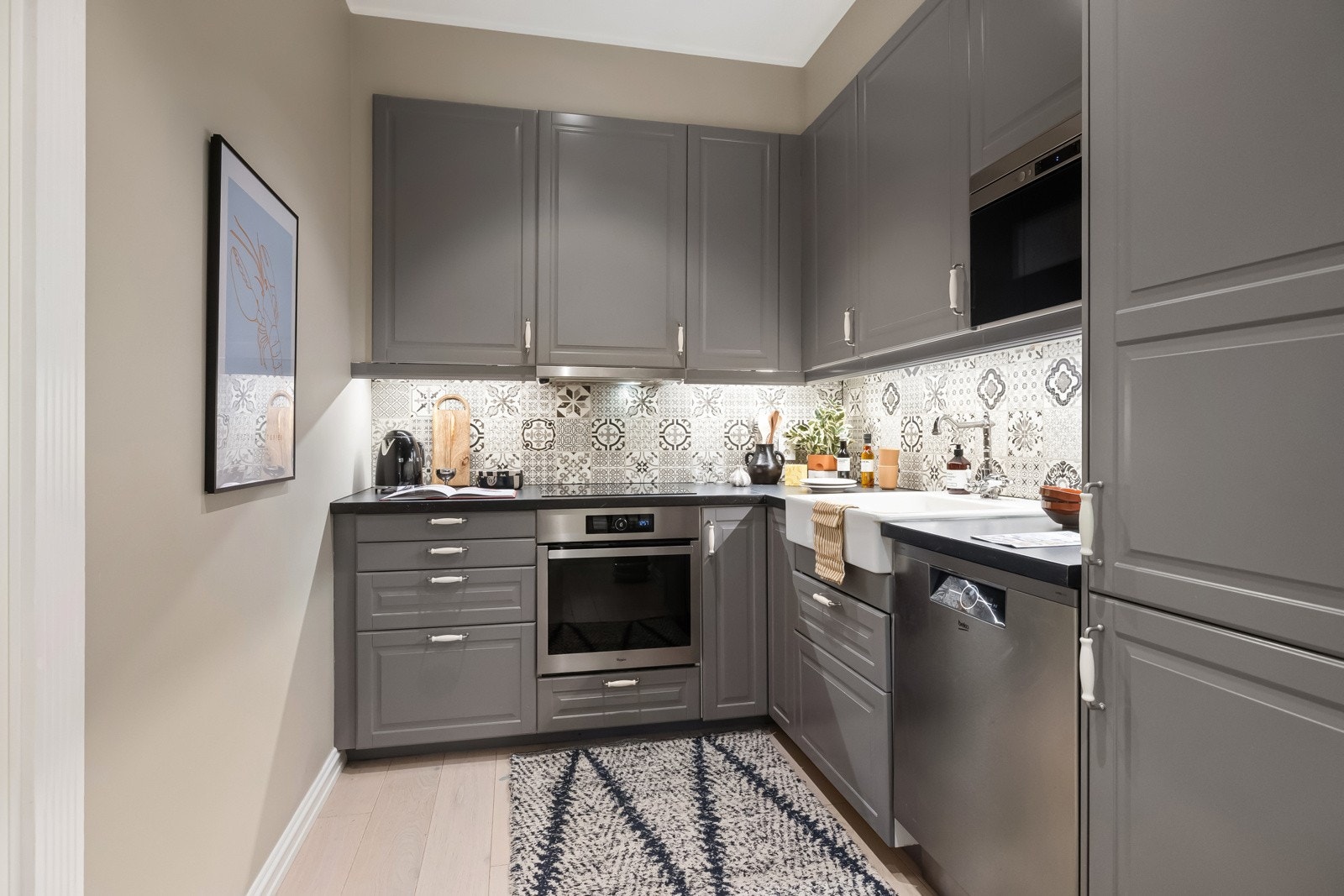 Kjøkkenet er tidløst og praktisk med over- og underskap på hele veggen. Galleribilde