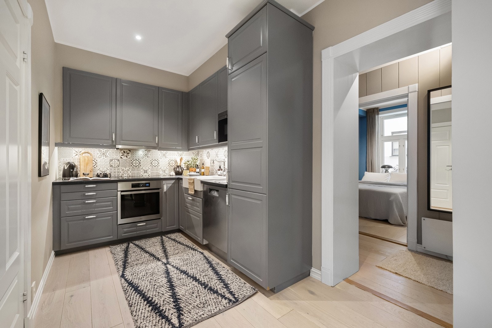 Det flotte kjøkkenet lligger i en åpen løsning med stuen. Galleribilde