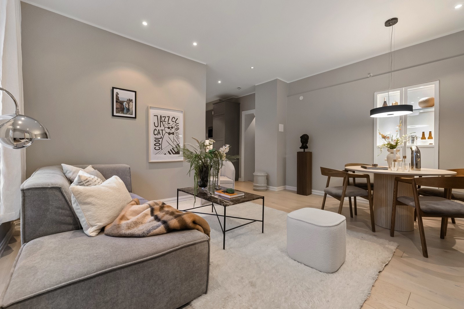 Her er det plass til både en stor sofaseksjon og et spisebord, perfekt for hyggelige middager med familie og venner. Galleribilde