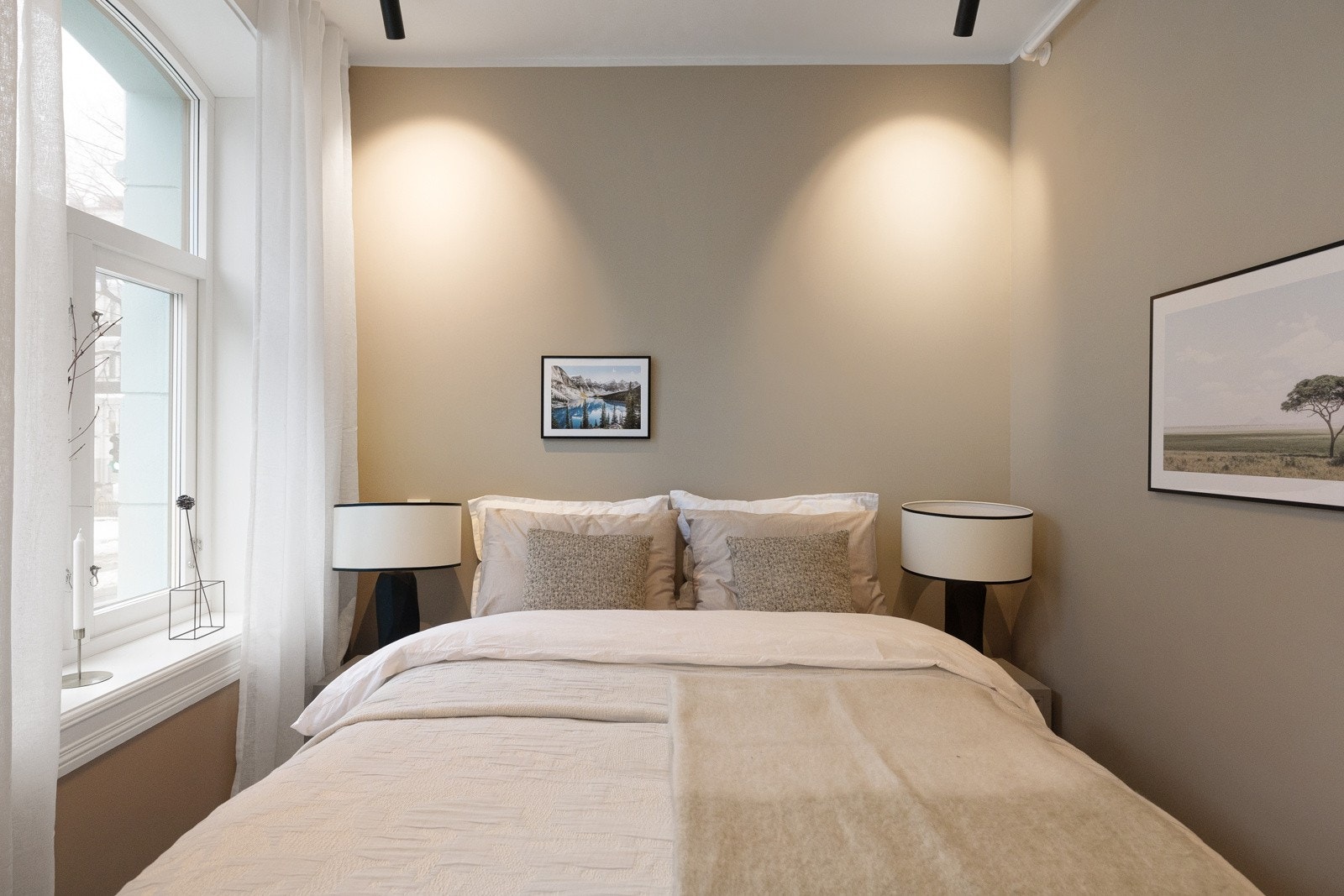 Her er det god plass til dobbeltseng og nattbord. Galleribilde