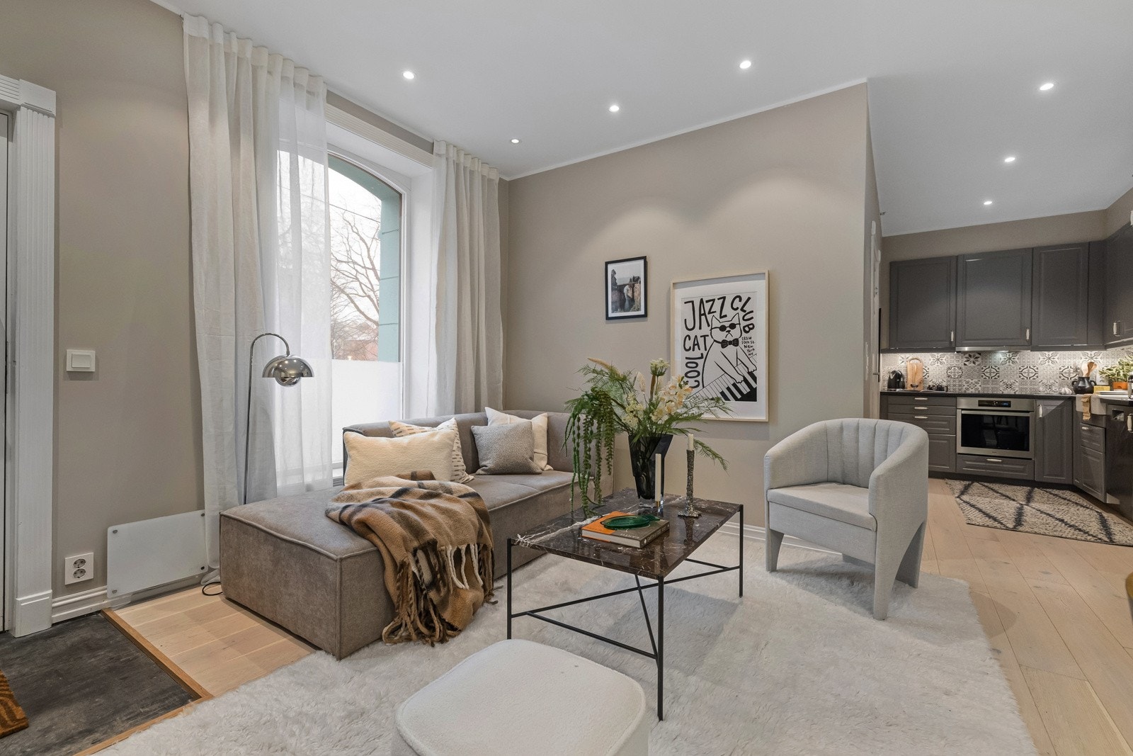 Stuen er et sosialt og lyst allrom med store vindusflater som slipper inn rikelig med sollys. Galleribilde