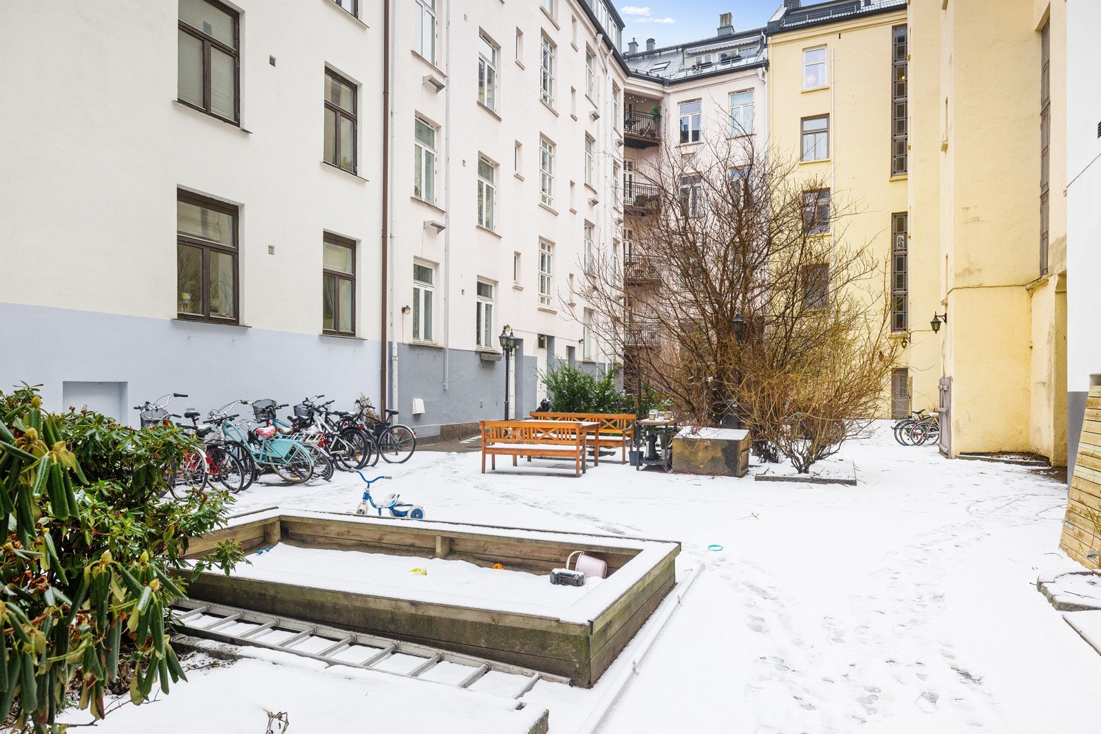 Borettslaget har en felles og skjermet bakgård. Galleribilde