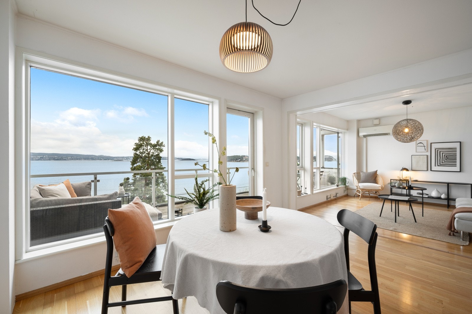 Velkommen til Ljabruveien 11. En lys 3-roms med spektakulær sjøutsikt og flotte lys- og solforhold. Galleribilde