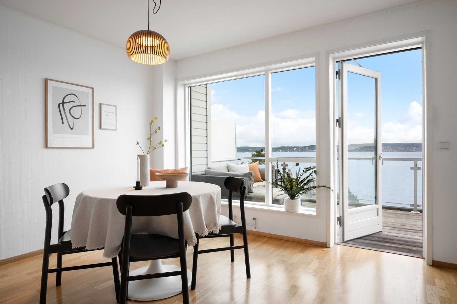 Fra stuen kan du tre direkte ut på en stor, herlig terrasse på hele 16 kvm med glassrekkverk. Galleribilde