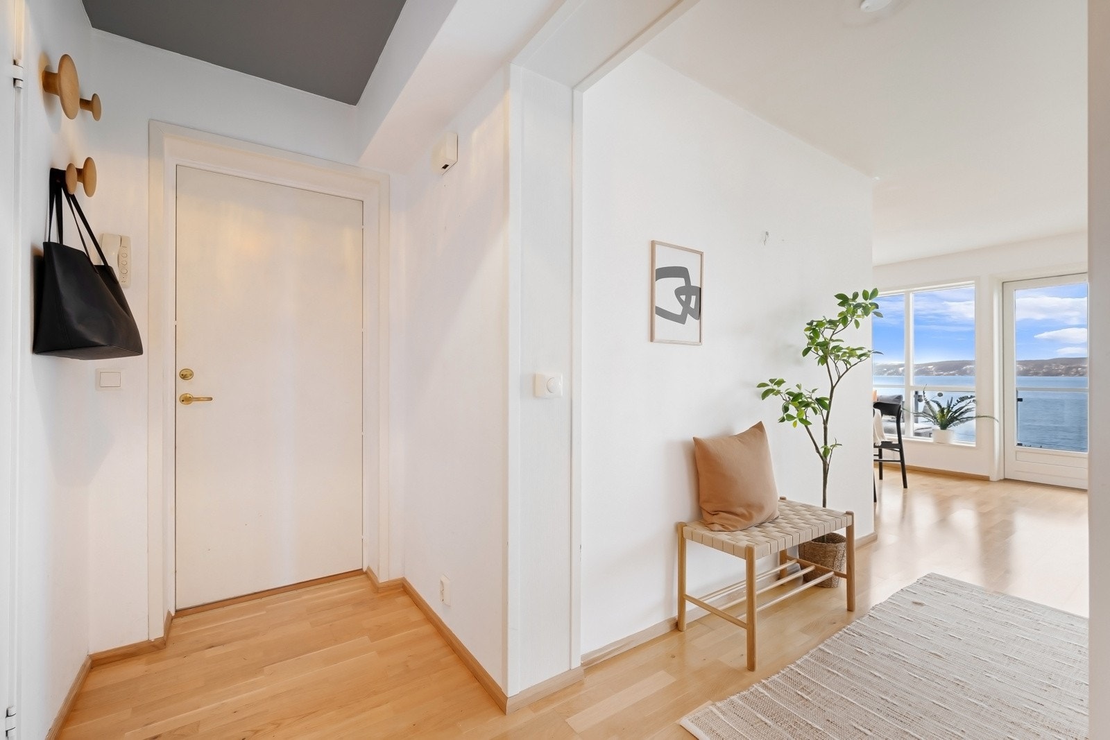 I entréen har man plass til å henge fra seg yttertøyet. Galleribilde