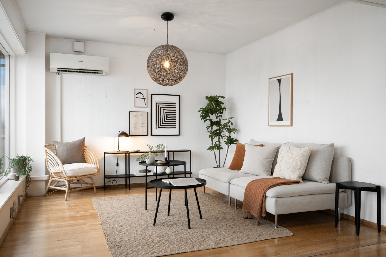 Her er det god plass til både sofagruppe, spisebord og annet møblement Galleribilde