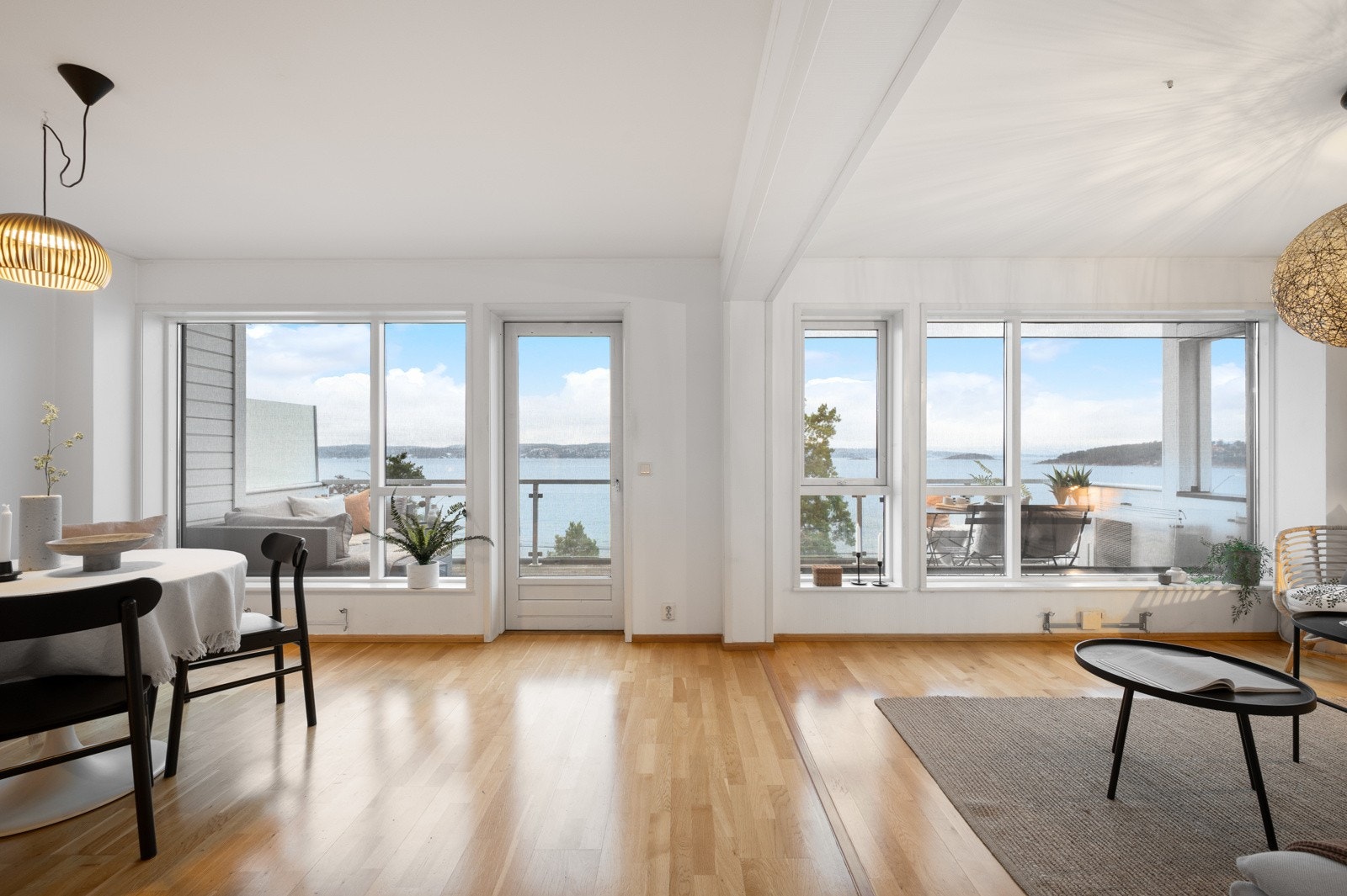 Store vindusflater lar naturlig dagslys flomme inn i rommet. Galleribilde