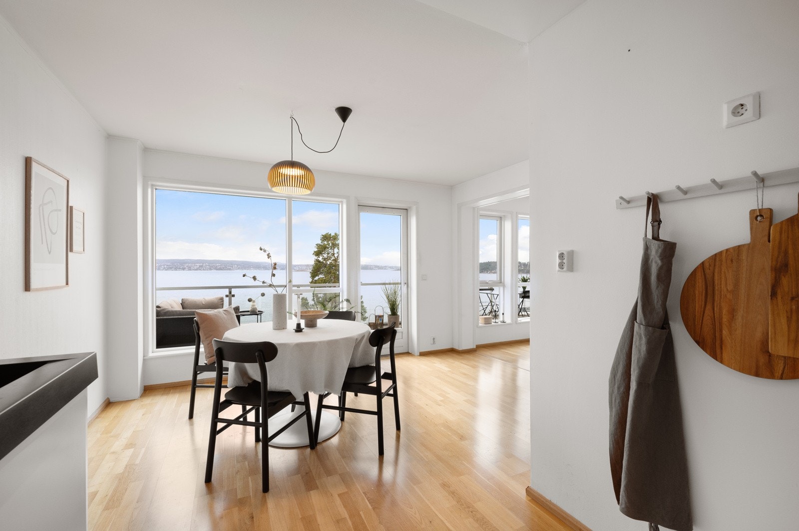 Boligens kjøkken ligger i en åpen løsning mot stuen. Løsningen er meget sosial og gjør det enkelt å underholde gjestene mens maten tilberedes. Galleribilde