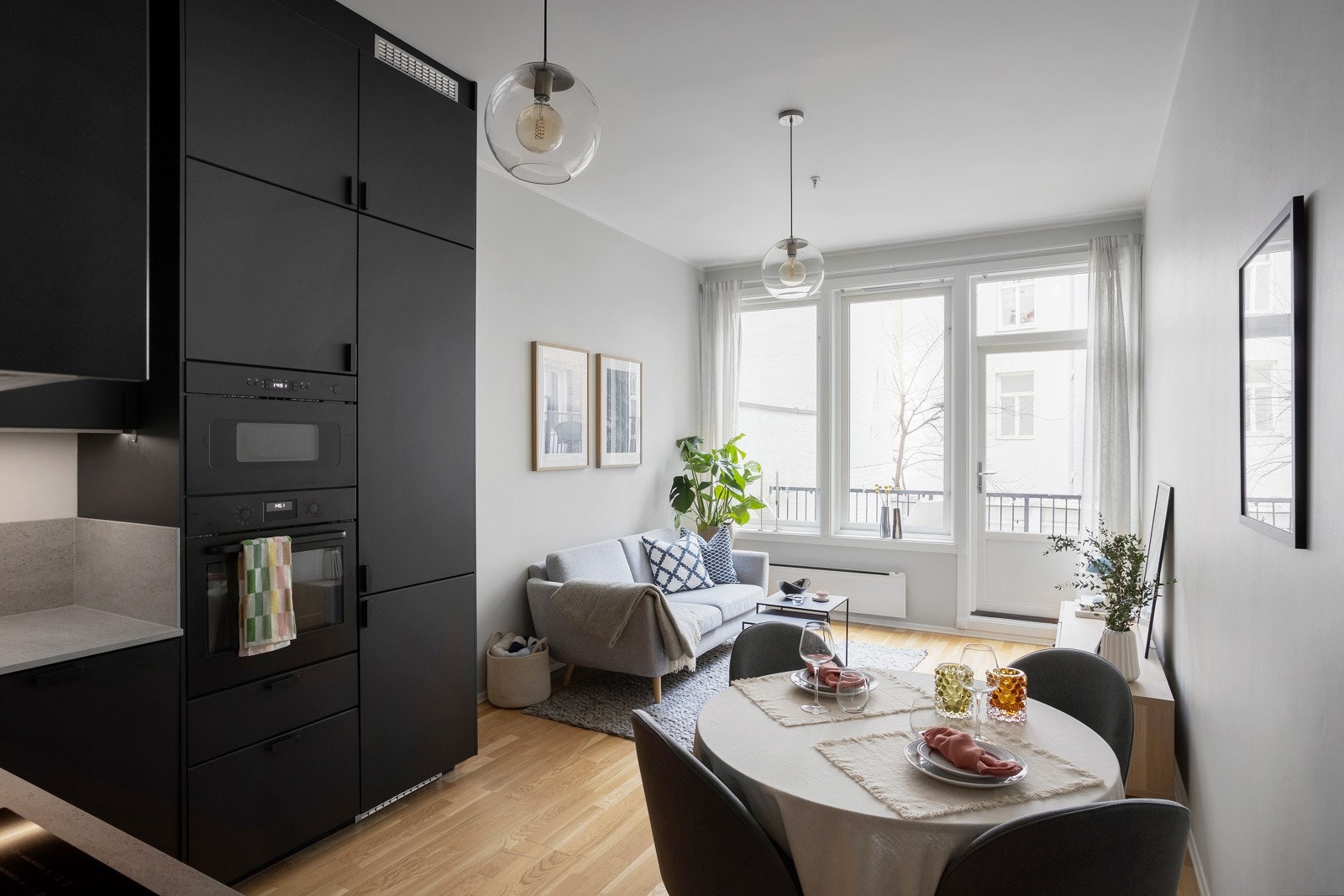 Leiligheten har en praktisk og lun åpen kjøkkenløsning vendt mot stue. Galleribilde