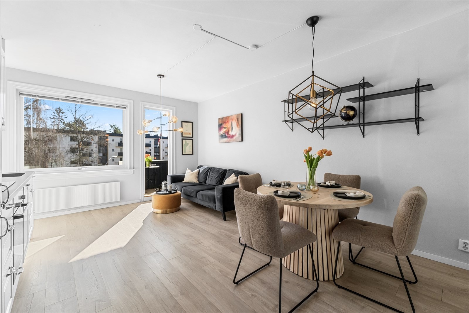 God plass til stor sofaseksjon med tilhørende tv-møblement og spisebord. Leiligheten er malt opp i moderne farger. Galleribilde