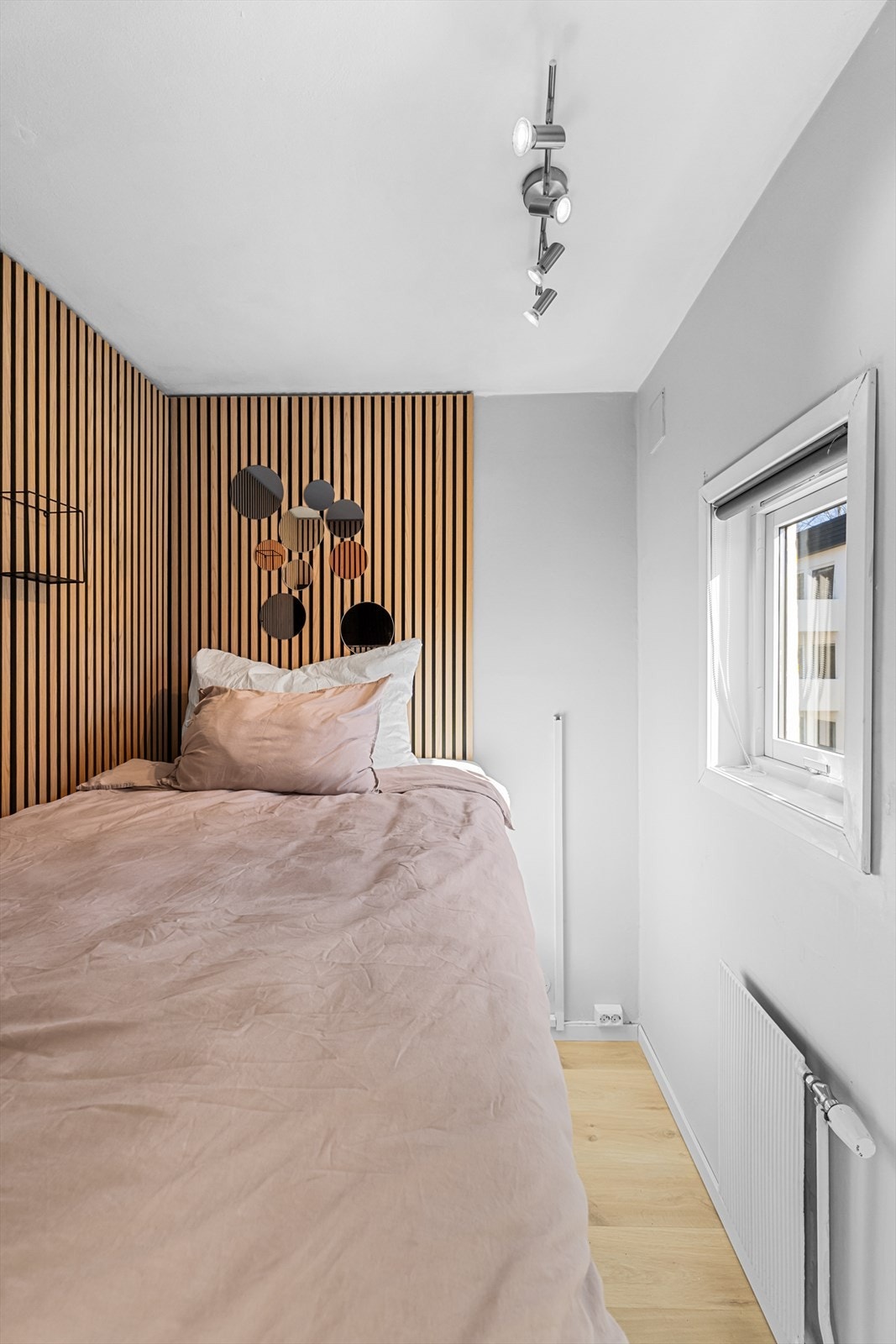 Leiligheten inneholder også en meget pen sove-alkove med vindu. Galleribilde