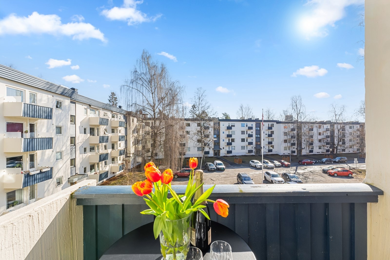 Fra stuen er det utgang til en flott sydøstvendt balkong med plass for utemøblement og gode solforhold. Galleribilde