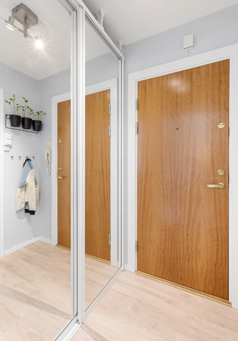 I entréen er det god plass til å henge fra seg ytterjakker og sko. I tillegg er det også installert et stort garderobeskap i entré. Dørcalling. Galleribilde