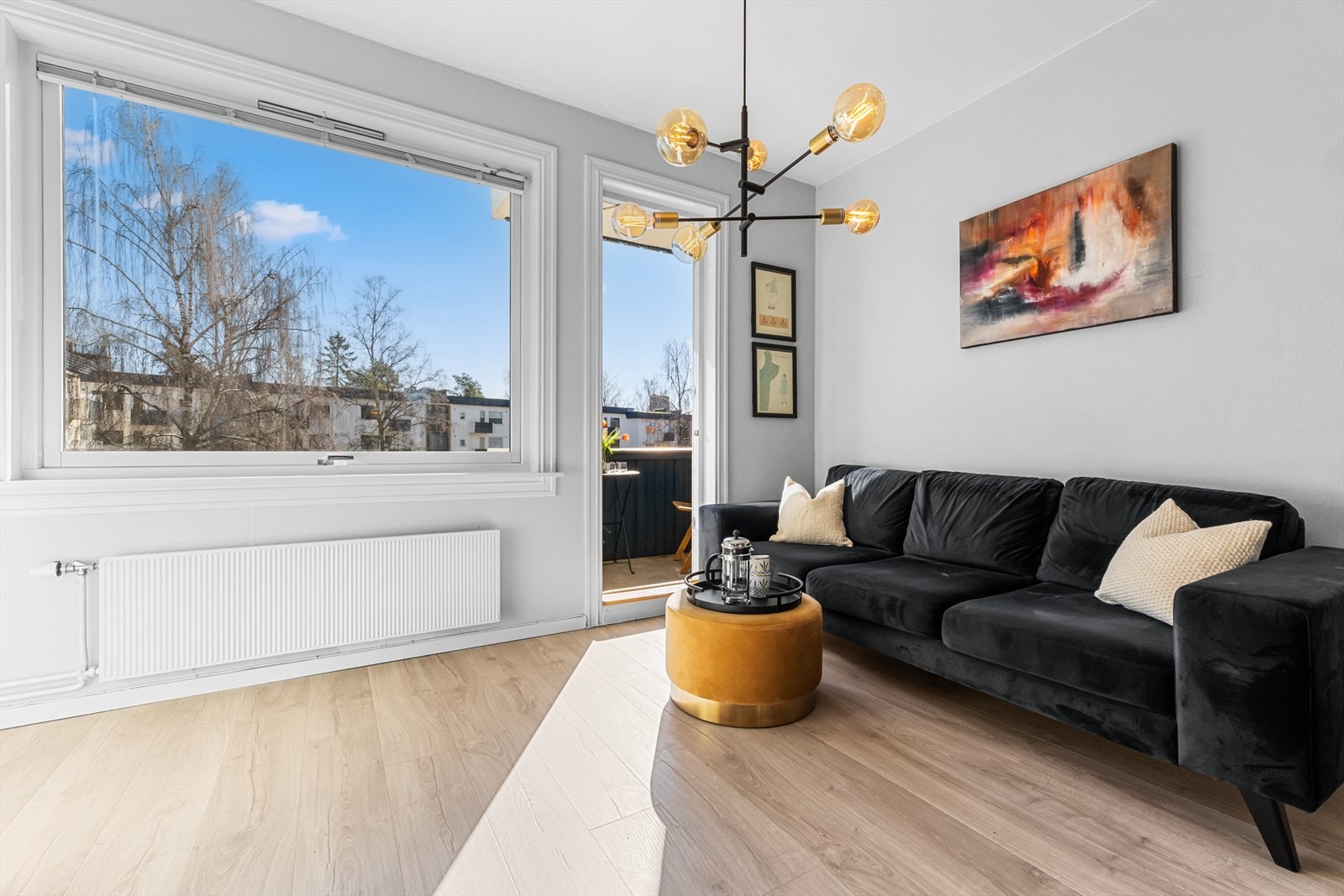 I stuen er det god plass til sofa med tilhørende medie- og oppbevaringsmøblement samt romslig spisebord. Galleribilde