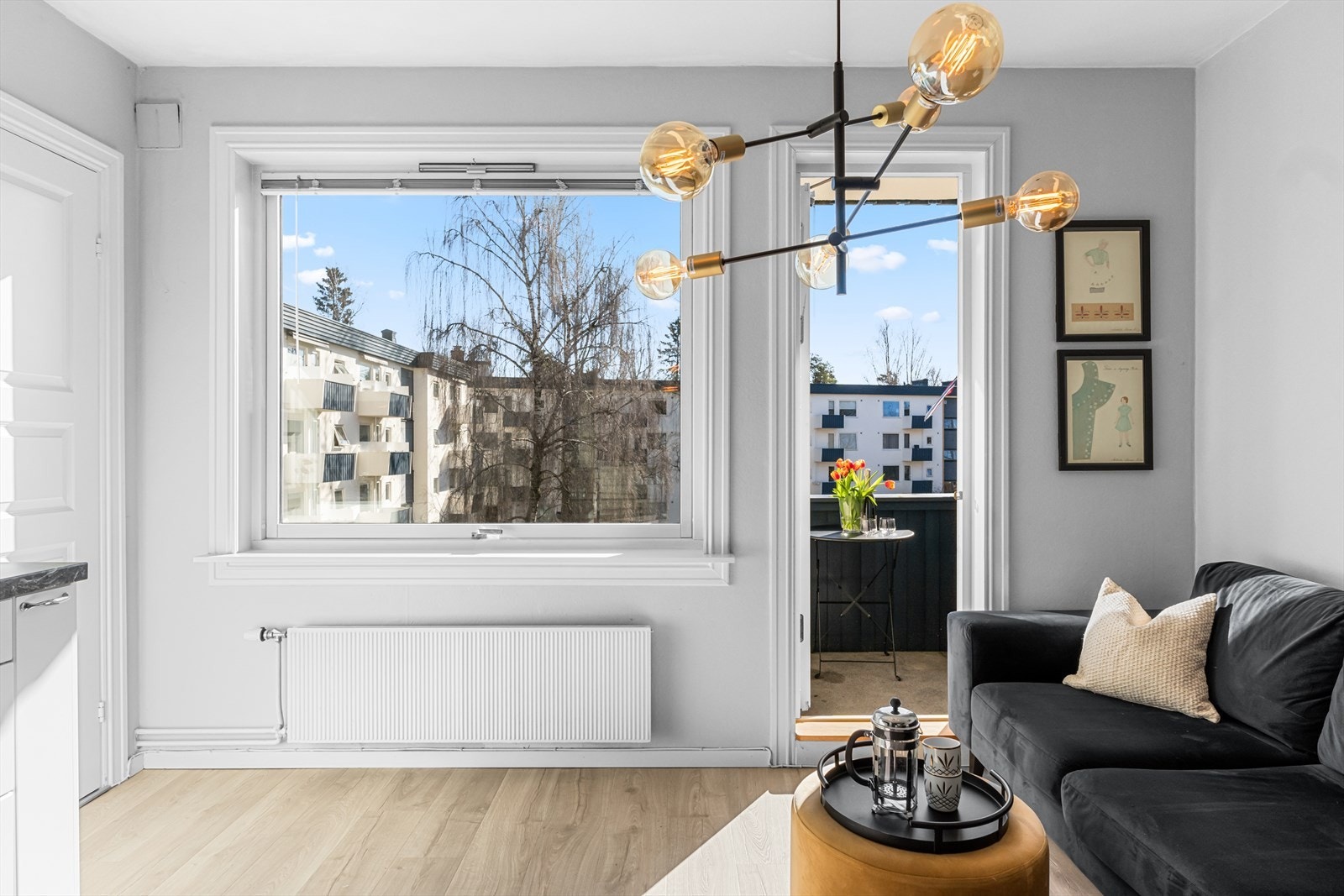 Stuen oppleves svært lys og luftig med god takhøyde og massevis av skap og benkeplass. Galleribilde