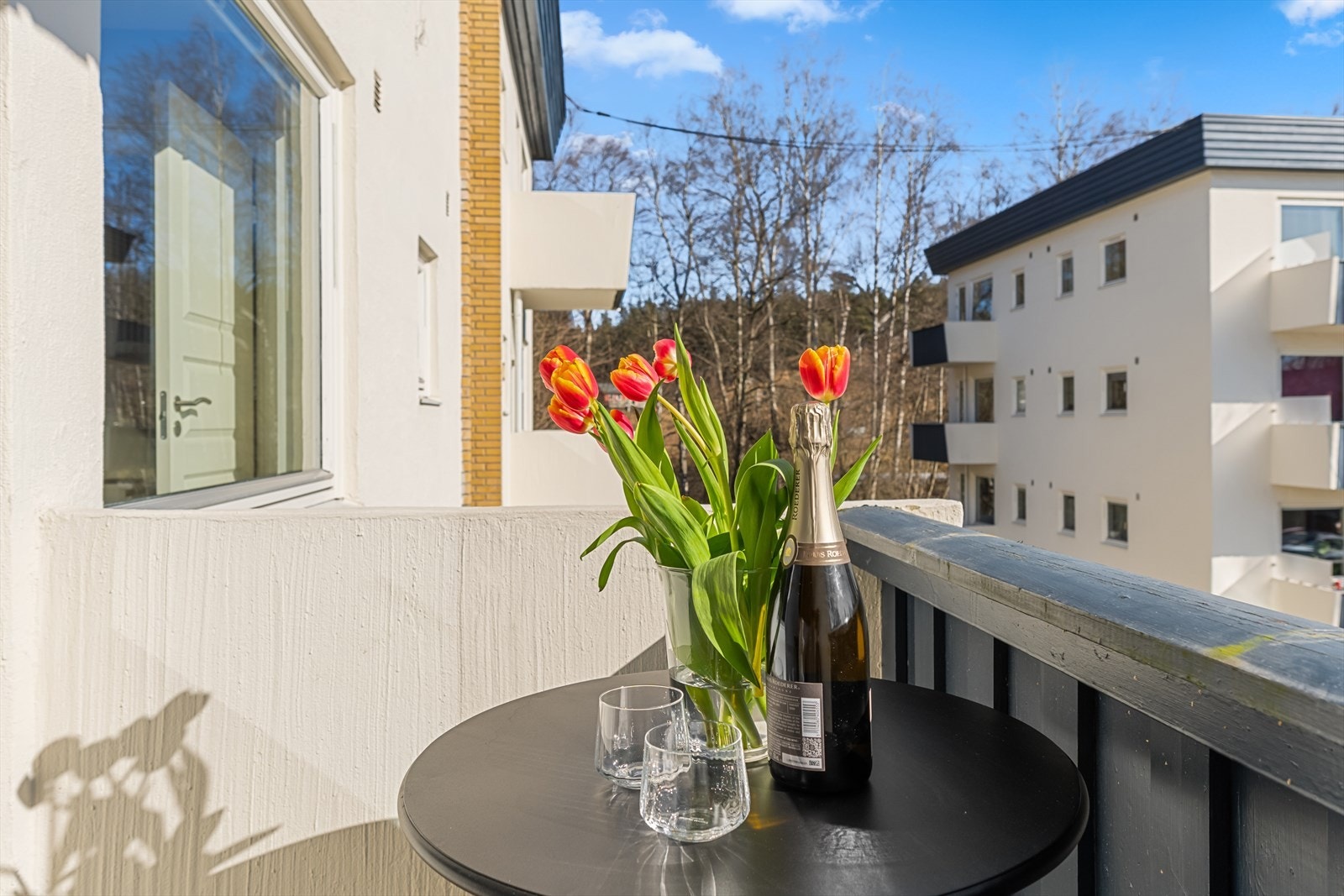 Tilbaketrukket balkong vendt ut mot landlige omgivelser. Galleribilde