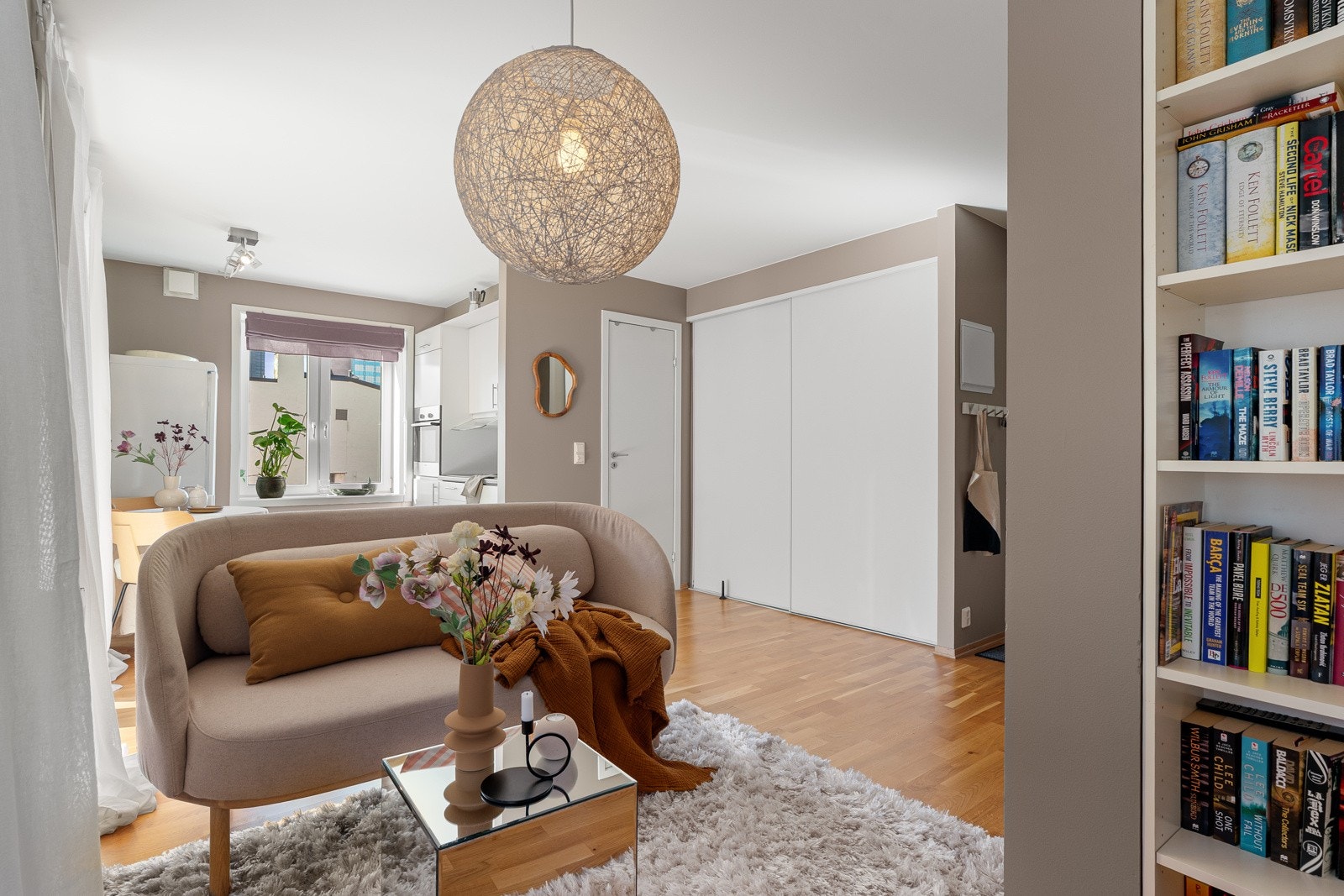 Dette er en svært sosial leilighet, med mulighet for å trekke ut på balkongen eller opp på den 130kvm store takterrassen for større uteareal Galleribilde