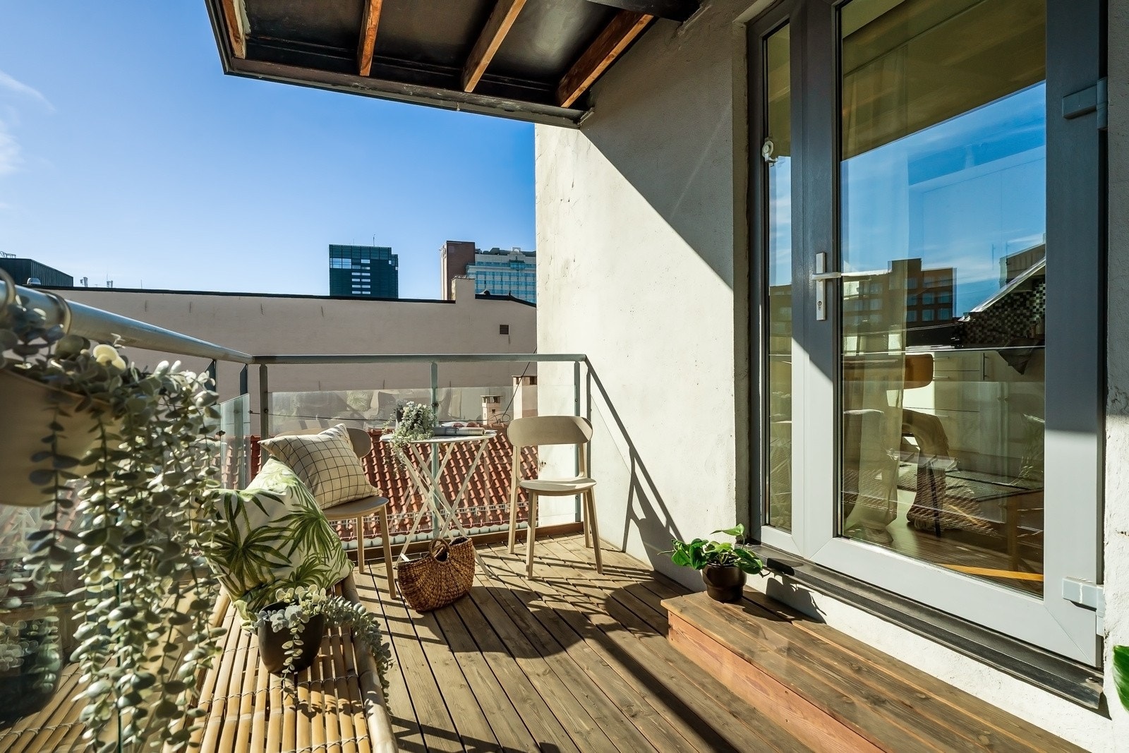 Balkongen er sydvestvendt, og her kan du nyte solen fra tidlig morgen til rundt 20/21 på sommertid Galleribilde