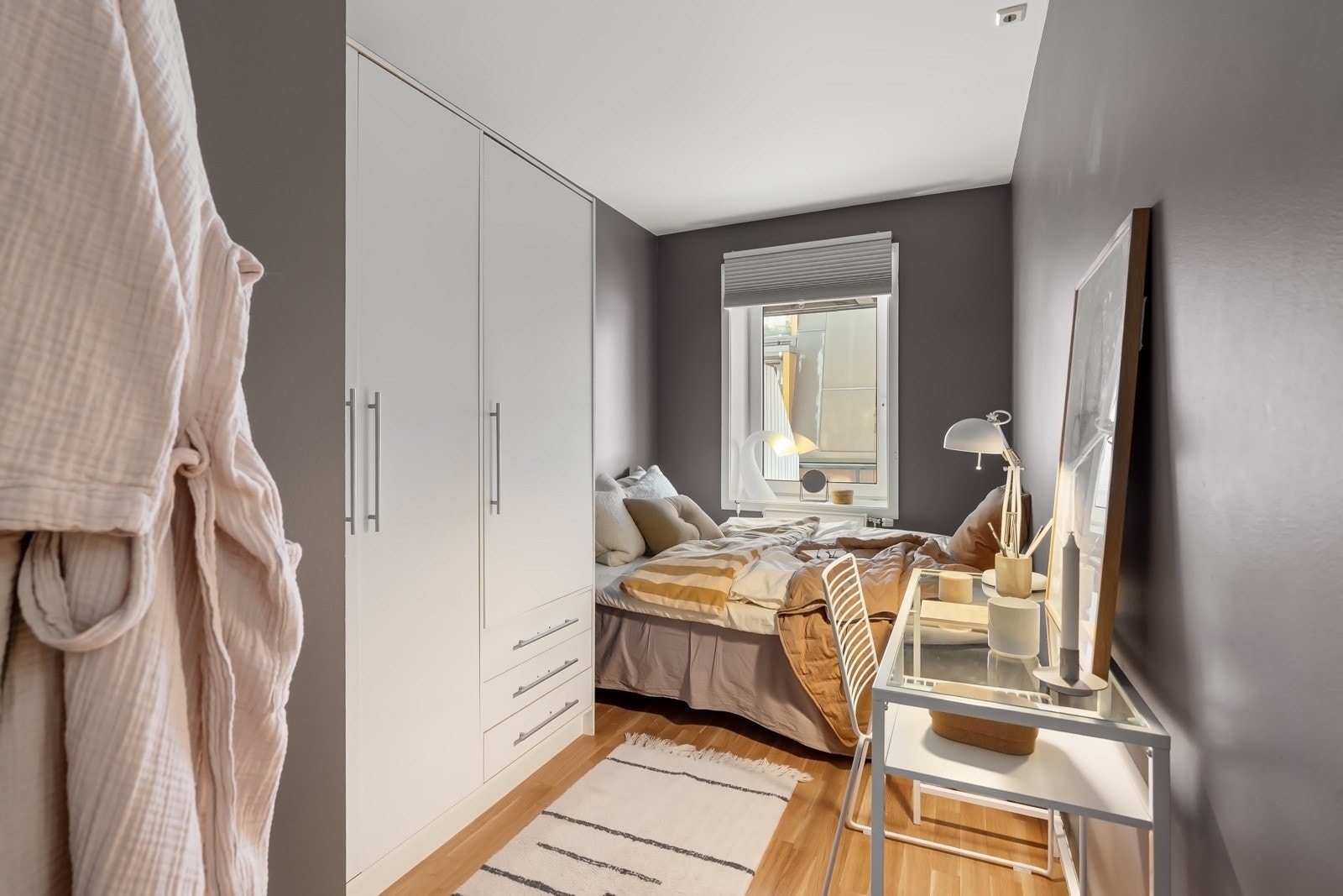 Soverommet vender ut over balkongen og bakgård Galleribilde