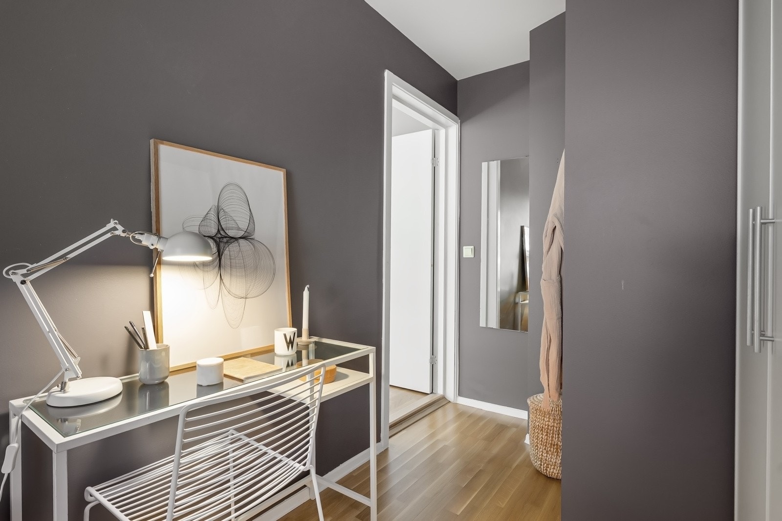 Ytterligere oppbevaringsplass i skyvedørsgarderobe utenfor baderom Galleribilde