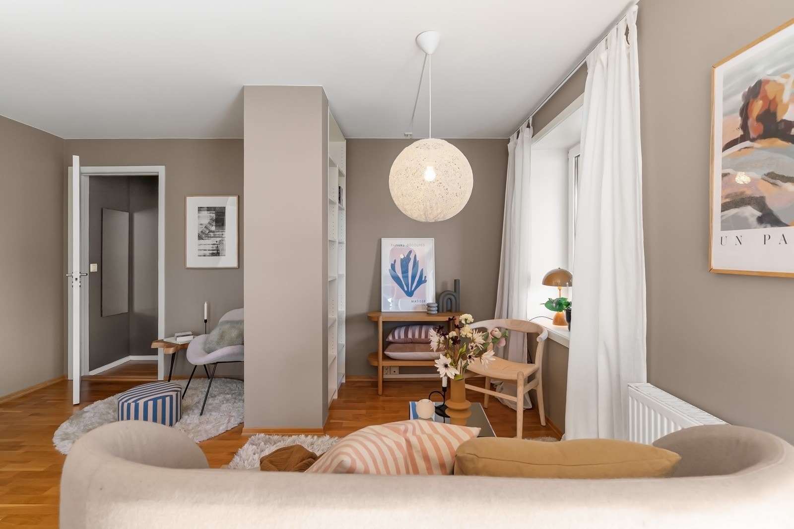 Leiligheten inneholder en lys og romslig stue Galleribilde