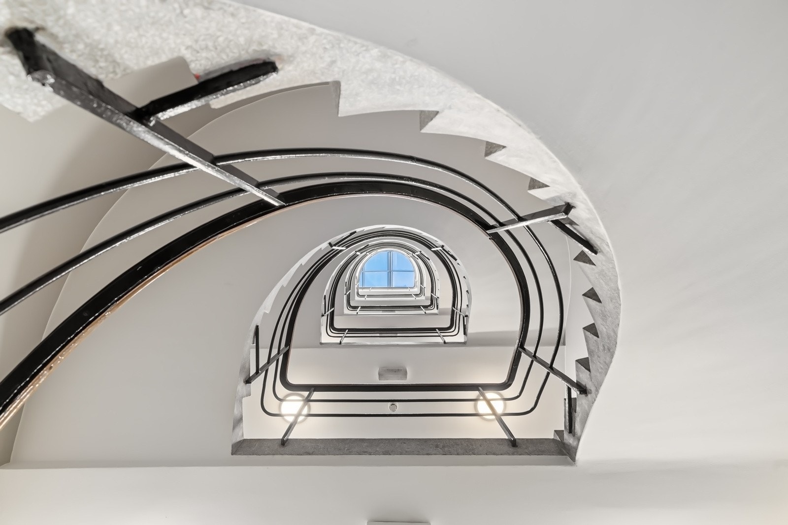 Hyggelig inngangsparti opp byggets trapp med takvindu. Det er også heis i bygget som tar deg til leiligheten og videre til takterrassen Galleribilde