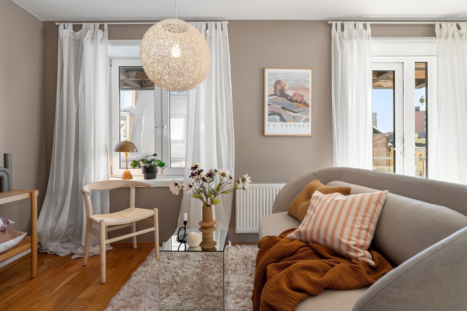 Leiligheten får godt med naturlig lysinnslipp fra vindusflatene, som gir en god romfølelse Galleribilde