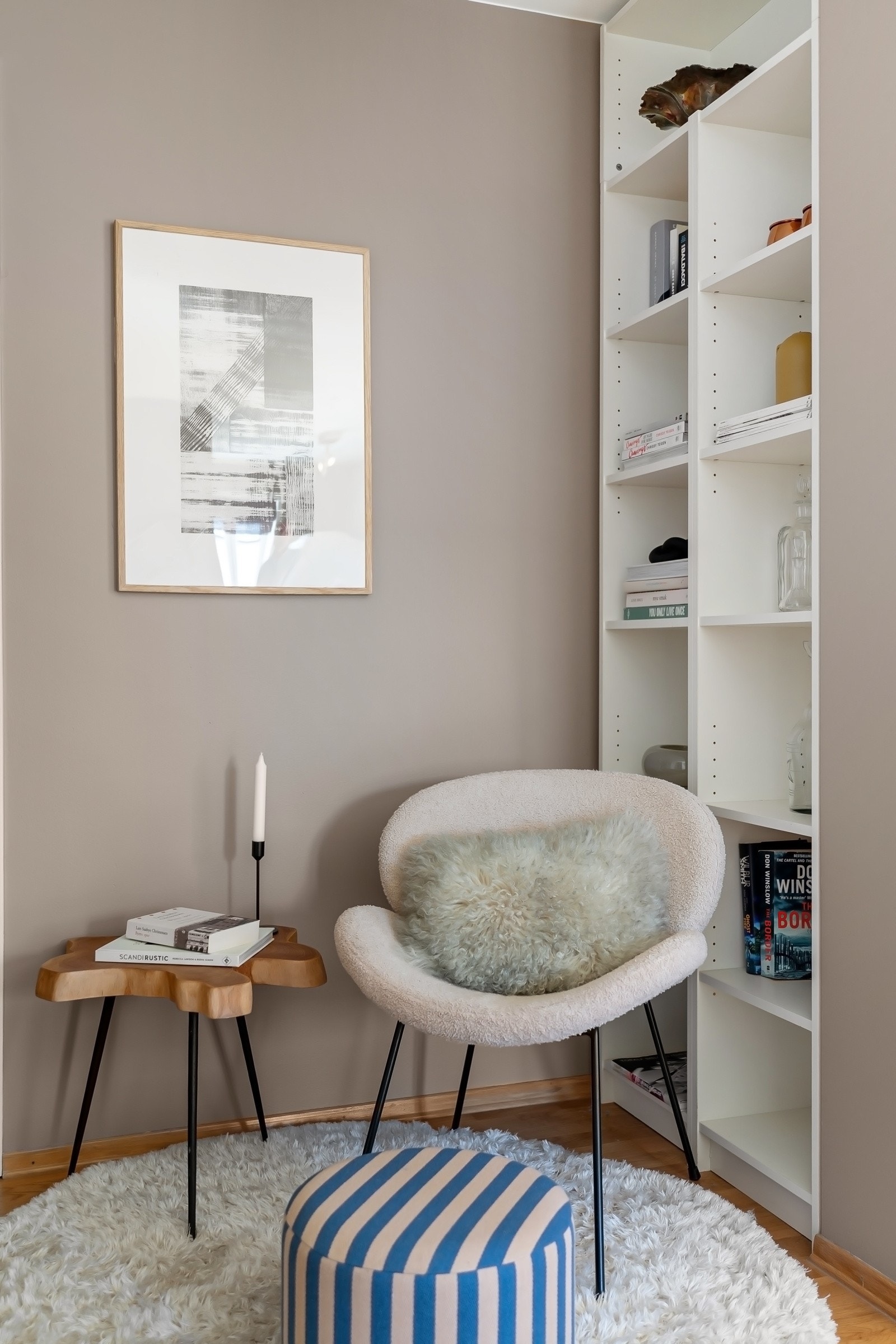 Hyggelig sittekrok med bokhylle Galleribilde