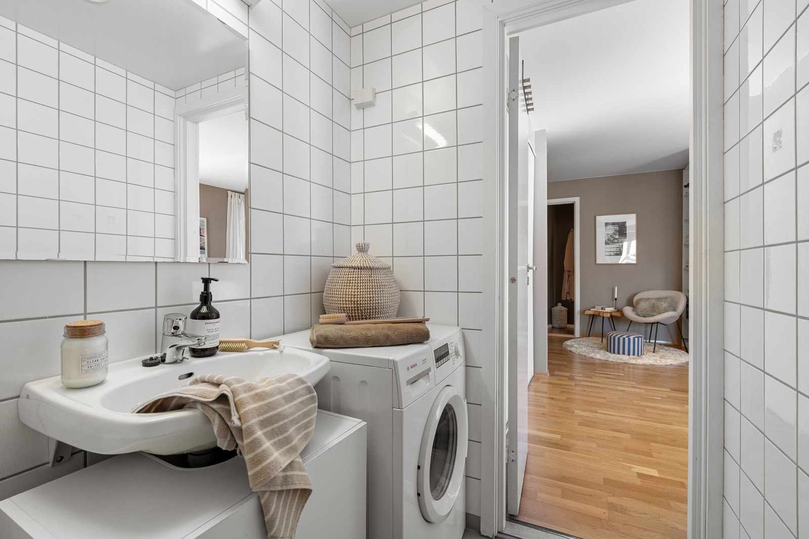 Lyst flislagt baderom fra ombyggingsår med varmekabler i gulv Galleribilde