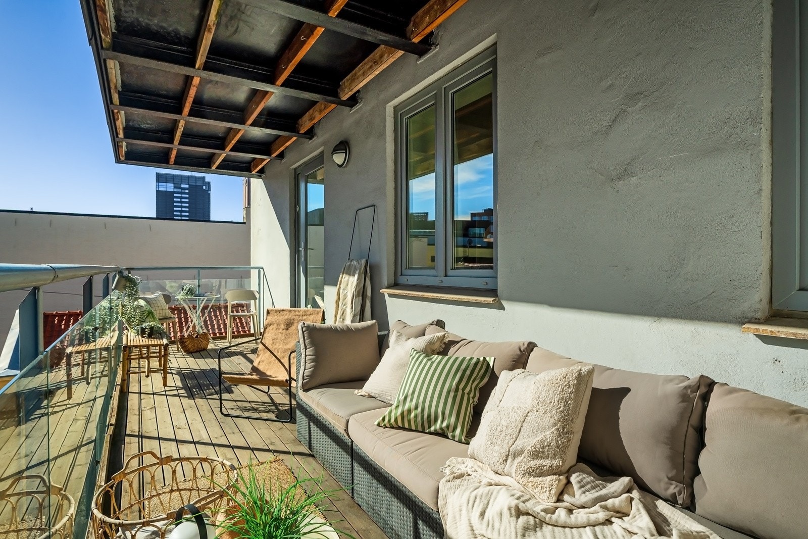 På balkongen har du god plass til flere sittegrupper, grill eller hyggelig beplantning Galleribilde