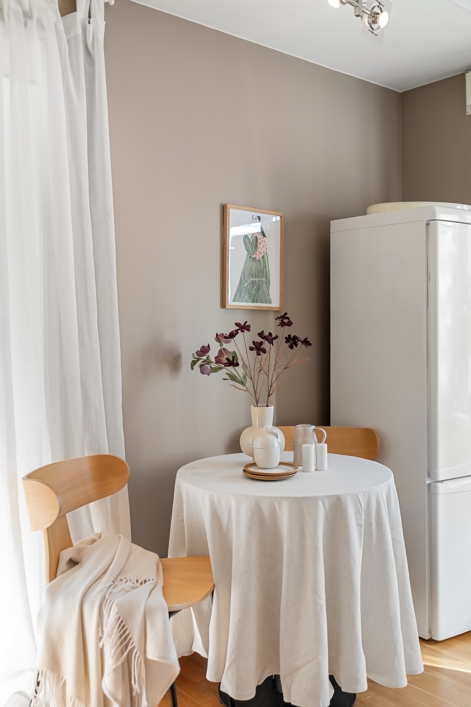 Langs vegg er det også naturlig avsatt plass til spisebord. Kjøkkenventilator med avtrekk for god ventilasjon under matlagingen Galleribilde