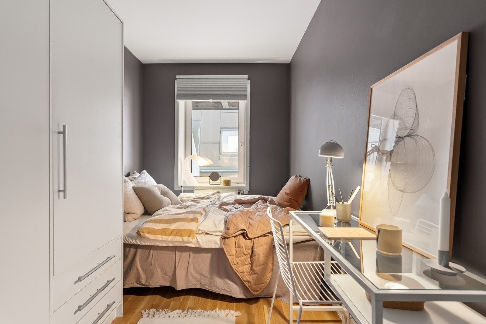 Romslig soverom med god plass til dobbeltseng, skrivepult og oppbevaring i stort garderobeskap Galleribilde