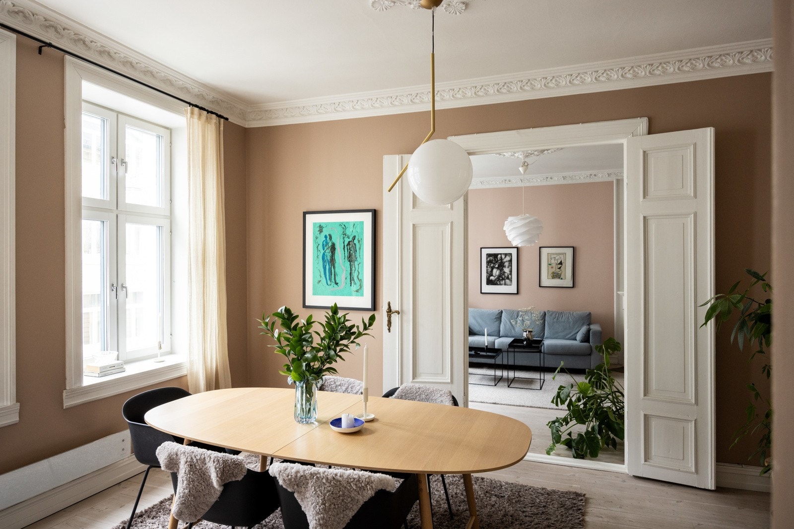 Leiligheten består av en lys stue (soverom), separat kjøkken med spiseplass, spisestue/stue, soverom, flislagt baderom og en hyggelig entré. Galleribilde