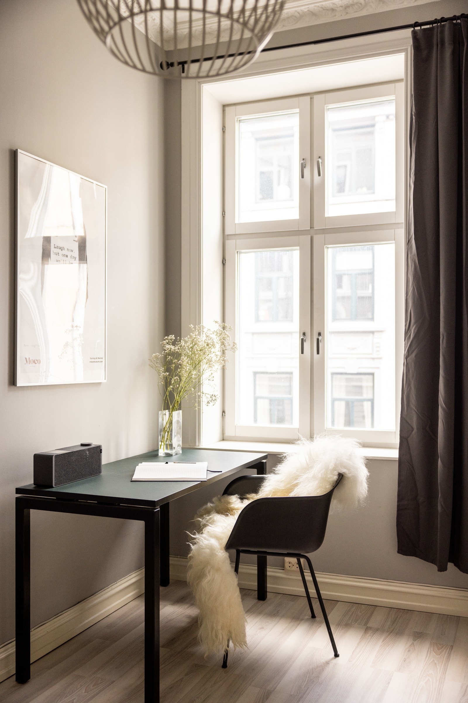 Godt med lys og luft fra store vindusflater. Rommet vender mot rolige Bergstien. Galleribilde