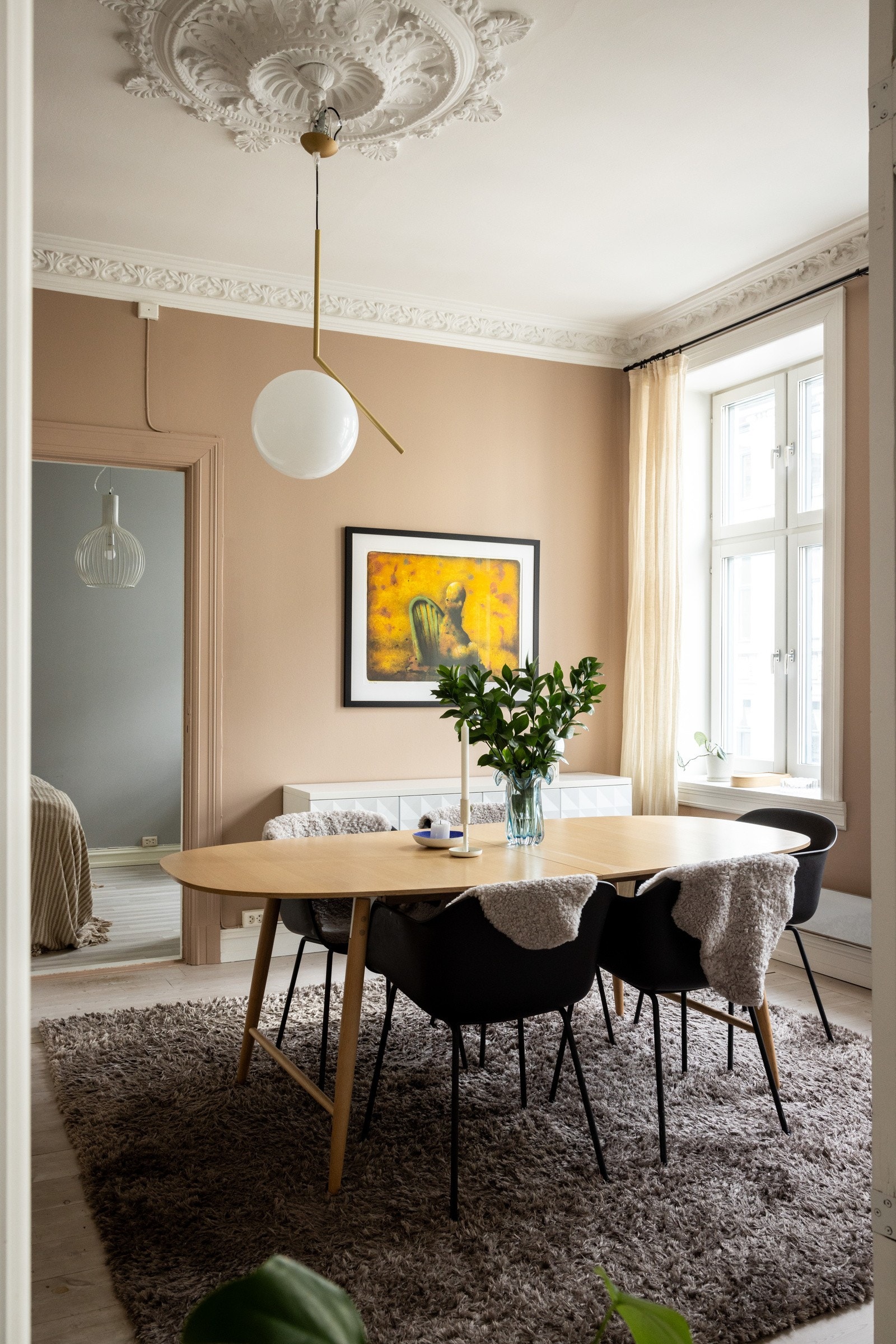 Stue/spisestue med rosett og stukkatur. Galleribilde