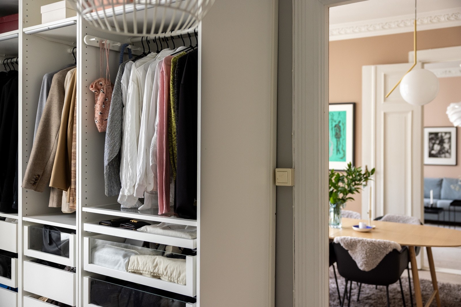 Oppbevaringsmuligheter i garderobe på soverommet. Galleribilde