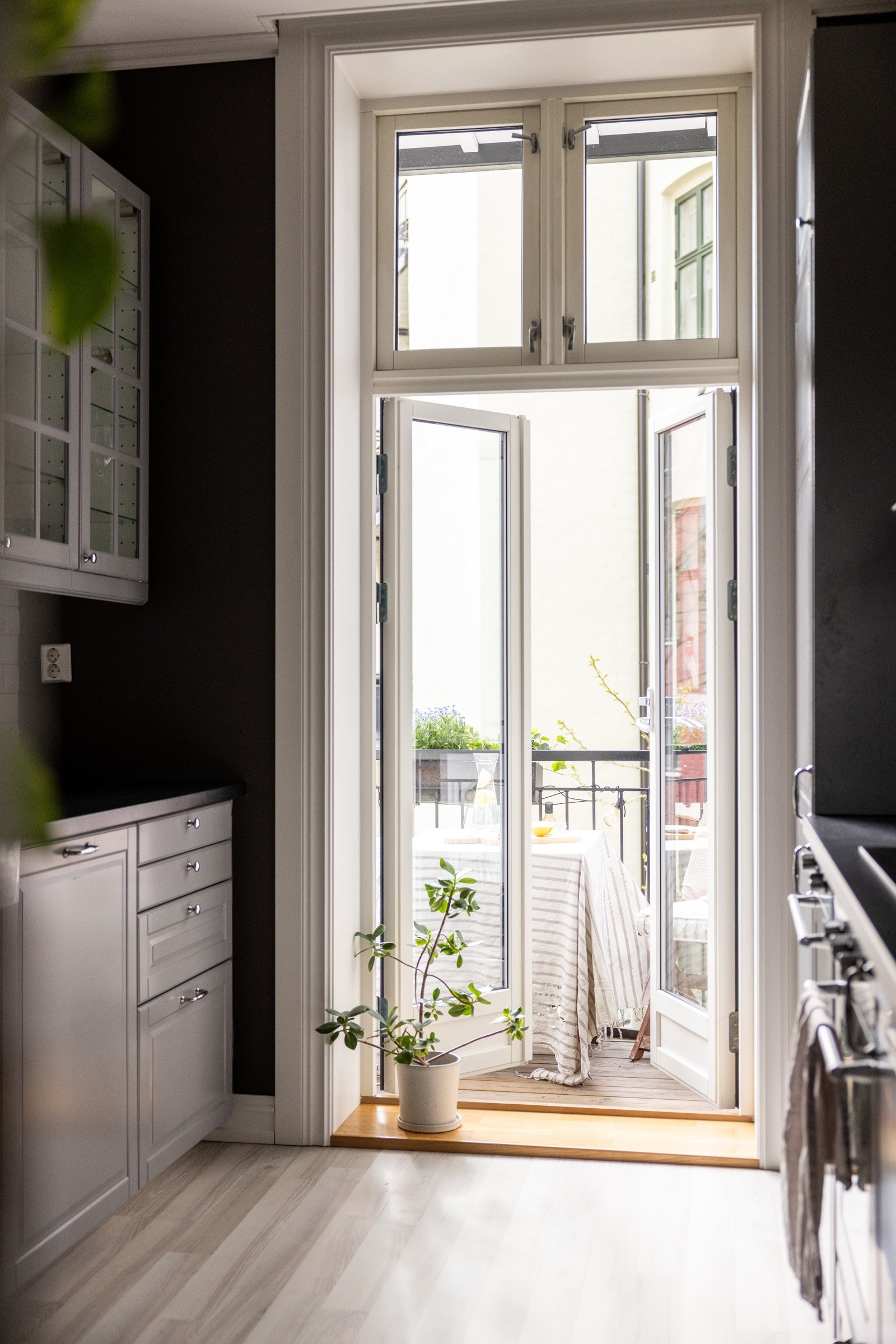 Fra kjøkkenet er det utgang til solrik balkong. Galleribilde