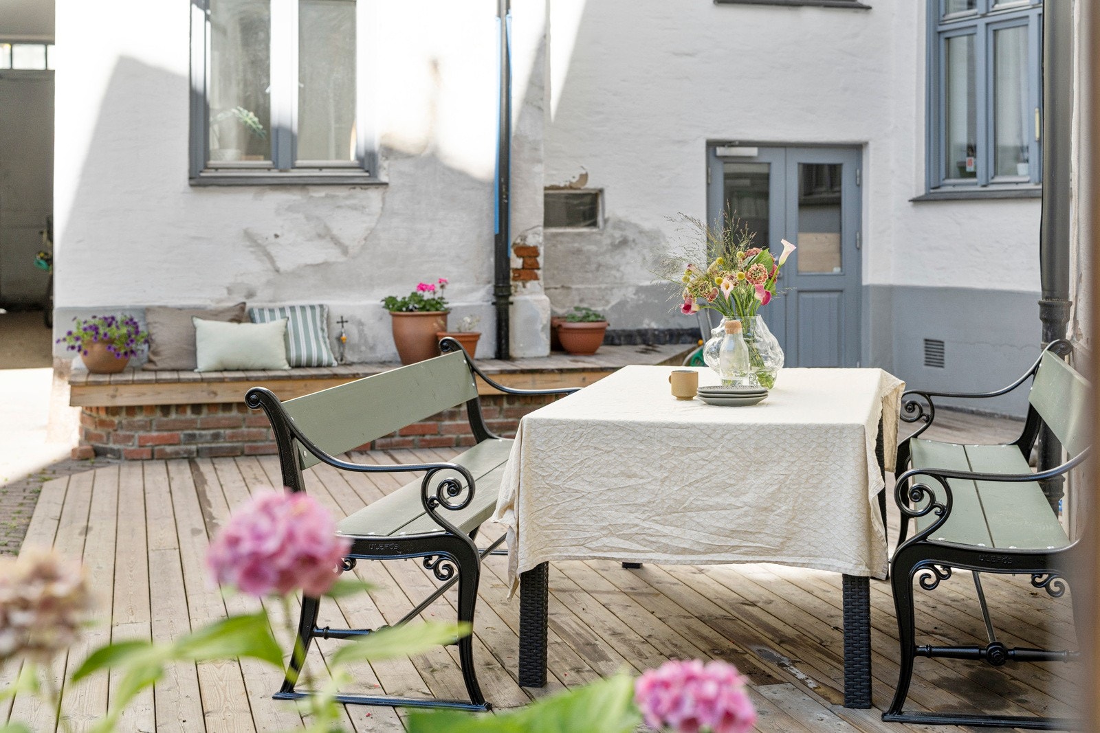 Idyllisk felles bakgård. Galleribilde