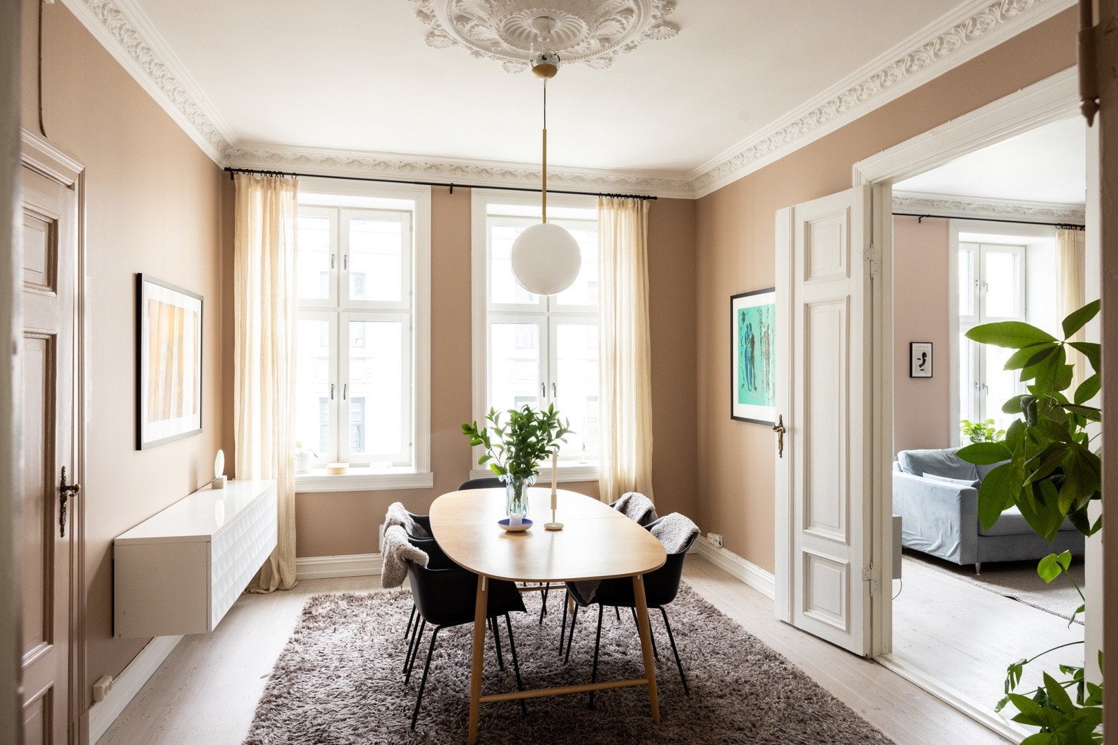 Store, gode rom med takhøyde på over 3 meter og masse lys. Galleribilde