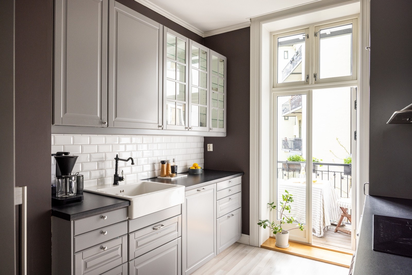 Separat kjøkken med klassisk innredning. Galleribilde