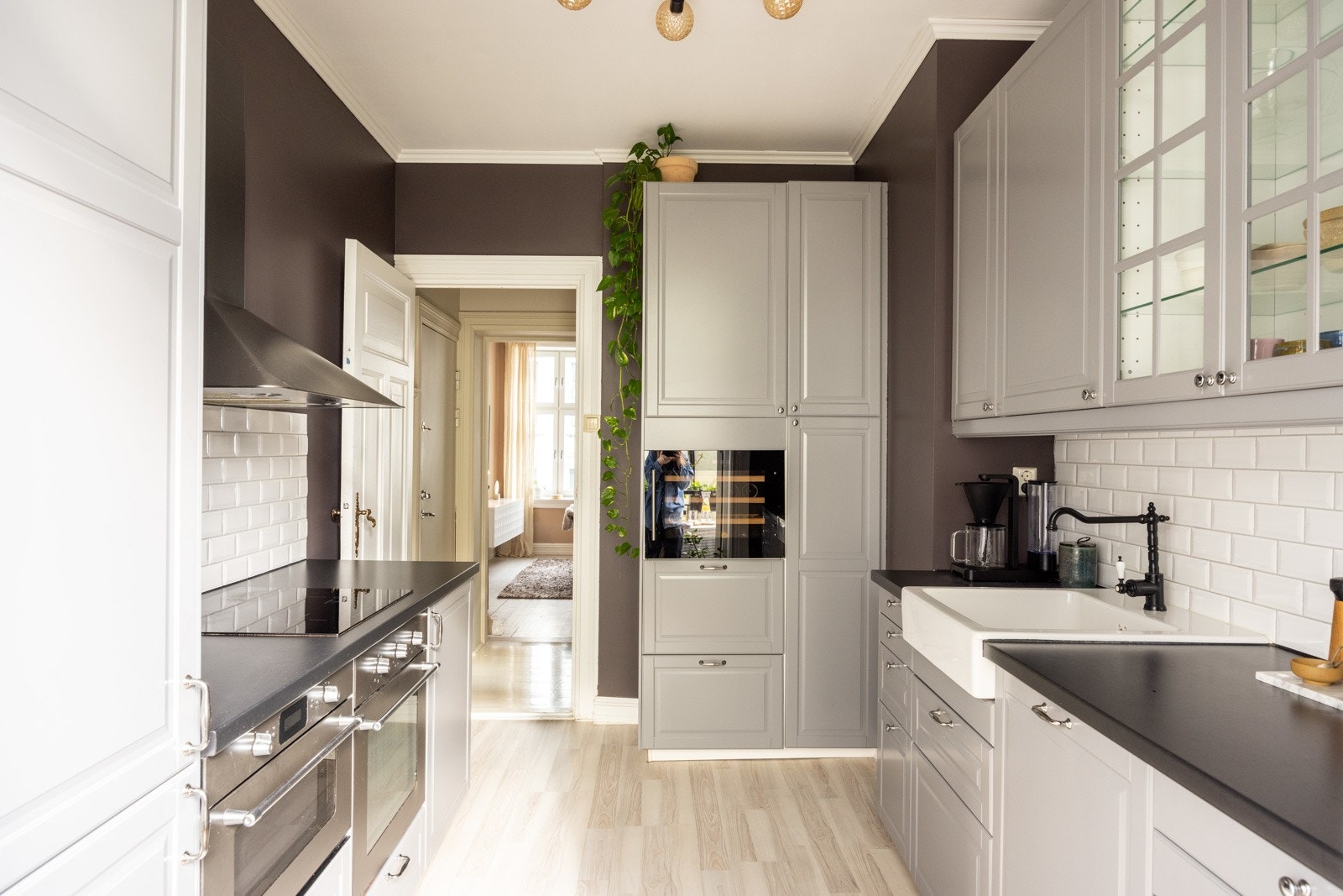 Romslig, innbydende kjøkken. Galleribilde