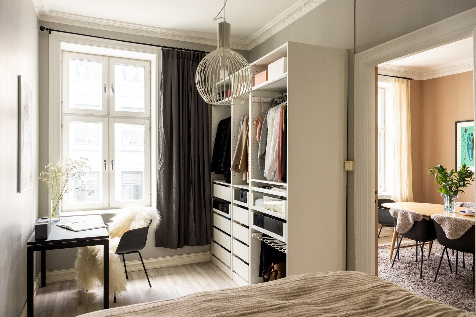 Romslig soverom med god plass til dobbeltseng. Galleribilde