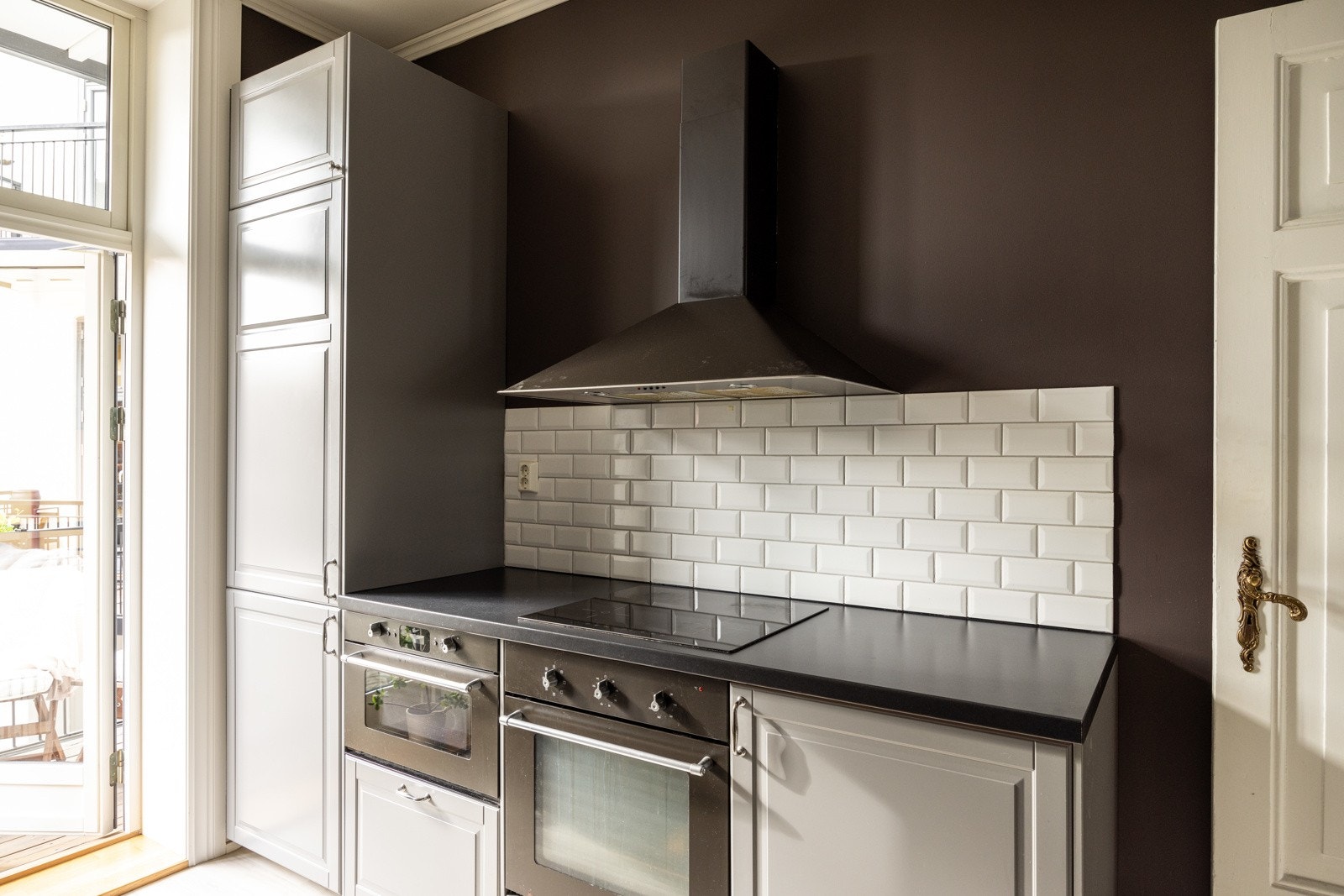 Integrerte hvitevarer som mikro, komfyr, vinskap, kjøl/frys og oppvaskmaskin Galleribilde