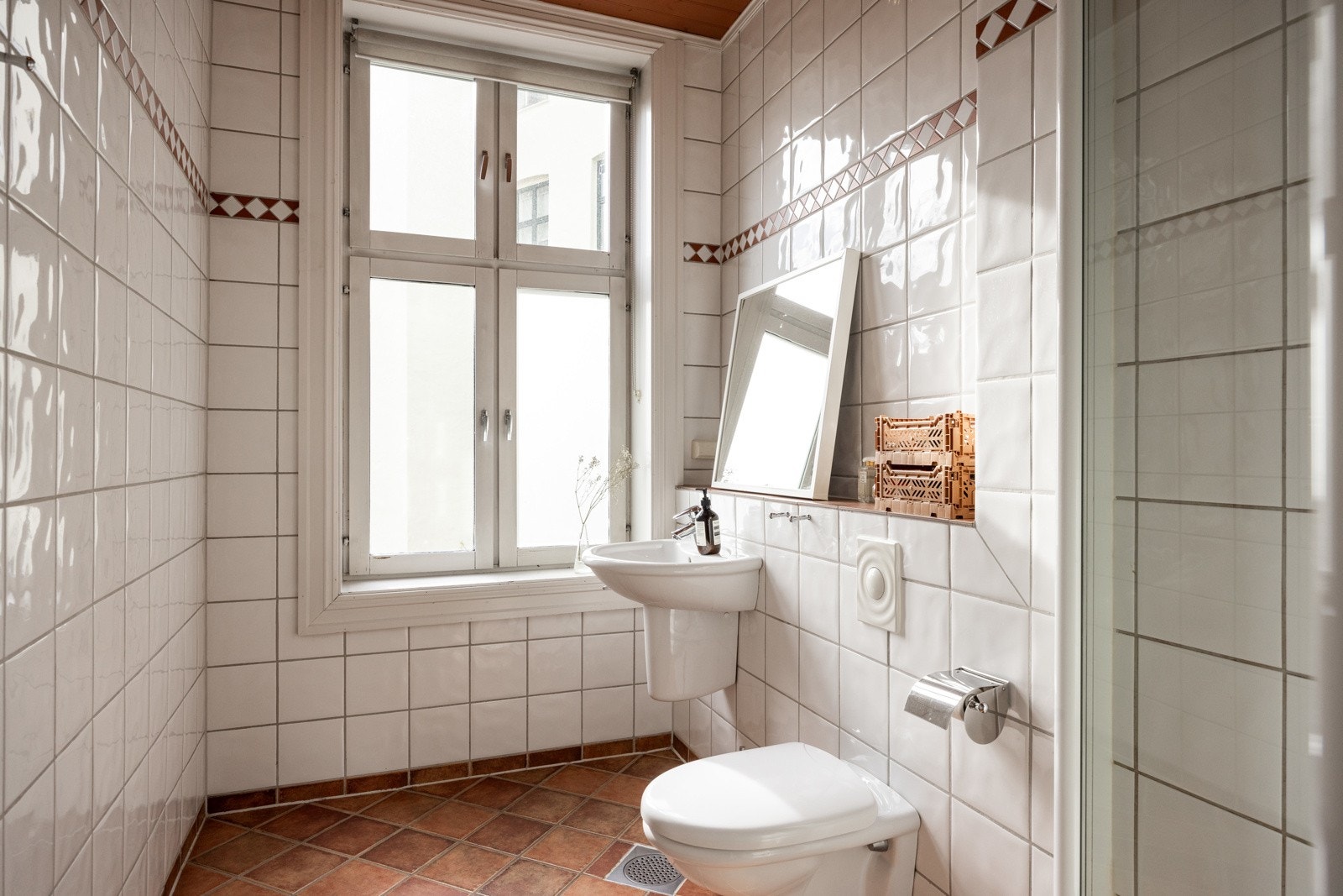 Flislagt bad med varmkabler i gulv og downlights i himling. Galleribilde