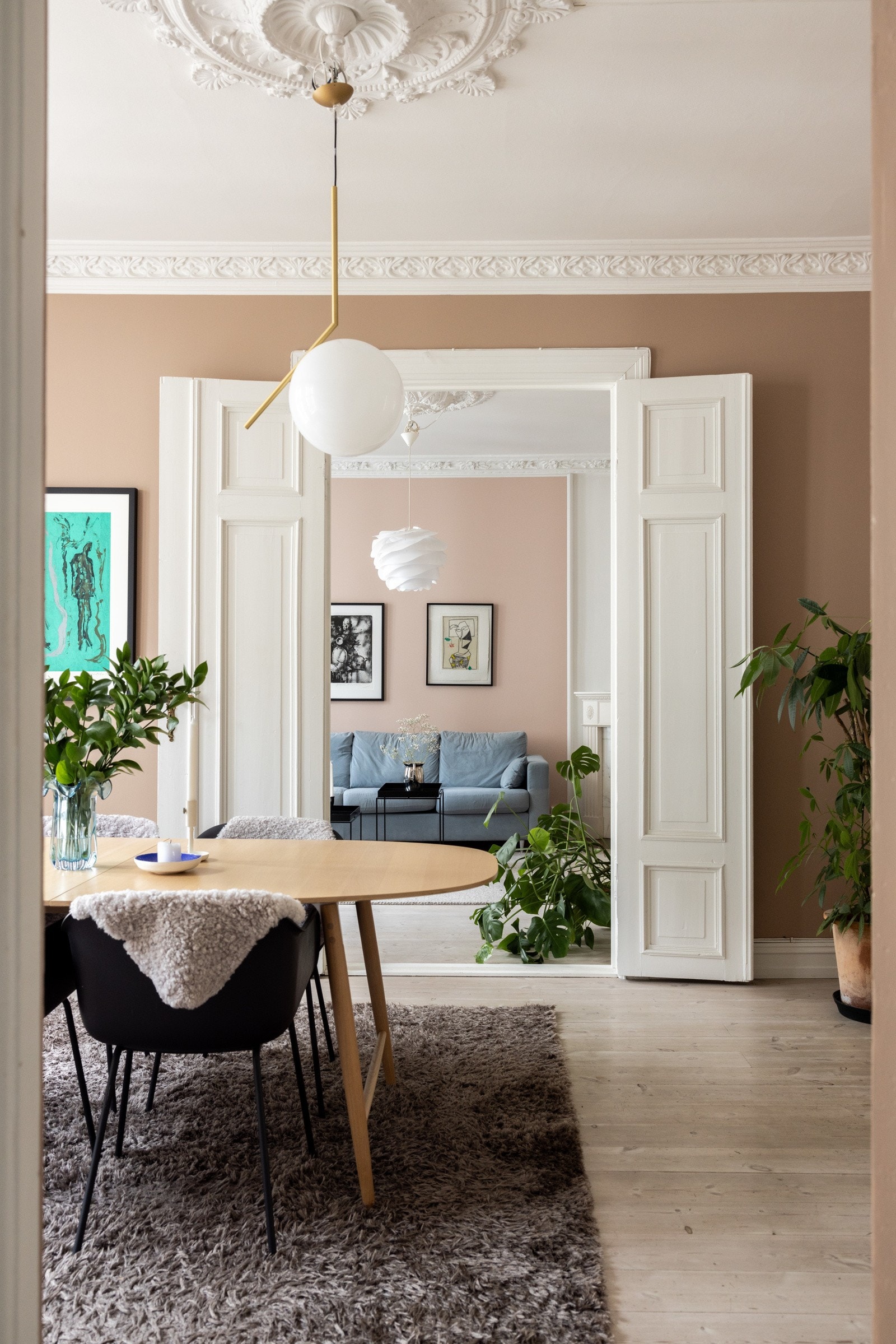 Fin planløsning med to stuer på rad. Galleribilde